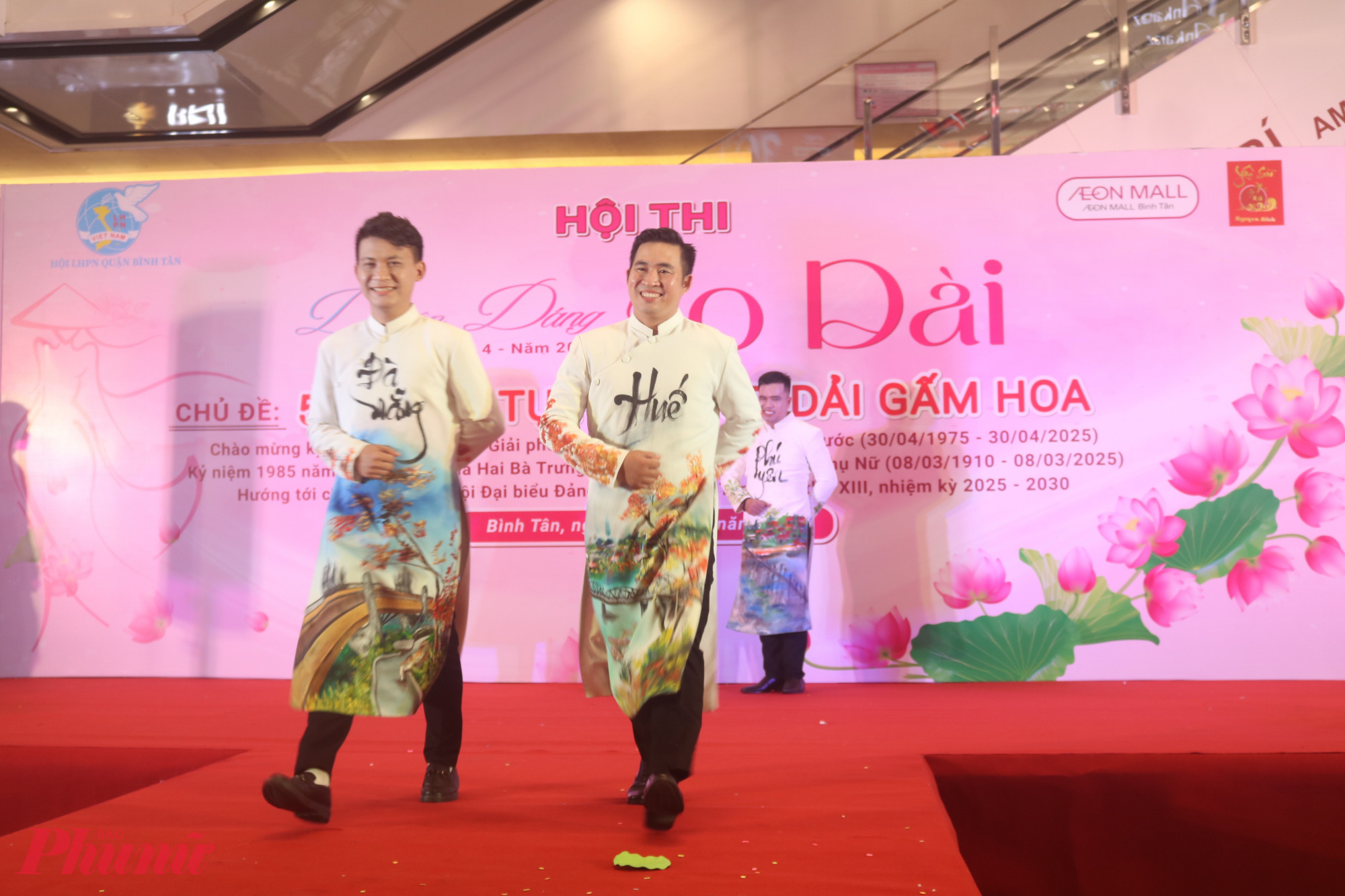 Hội LHPN phường B&igrave;nh Trị Đ&ocirc;ng mang đến bộ sưu tập 50 năm một kh&aacute;t vọng từ đường kim đến dấu ấn với điểm nhấn tr&ecirc;n t&agrave; &aacute;o d&agrave;i l&agrave; những cảnh đẹp, di t&iacute;ch lịch sử ở từng địa phương trong cả nước. 