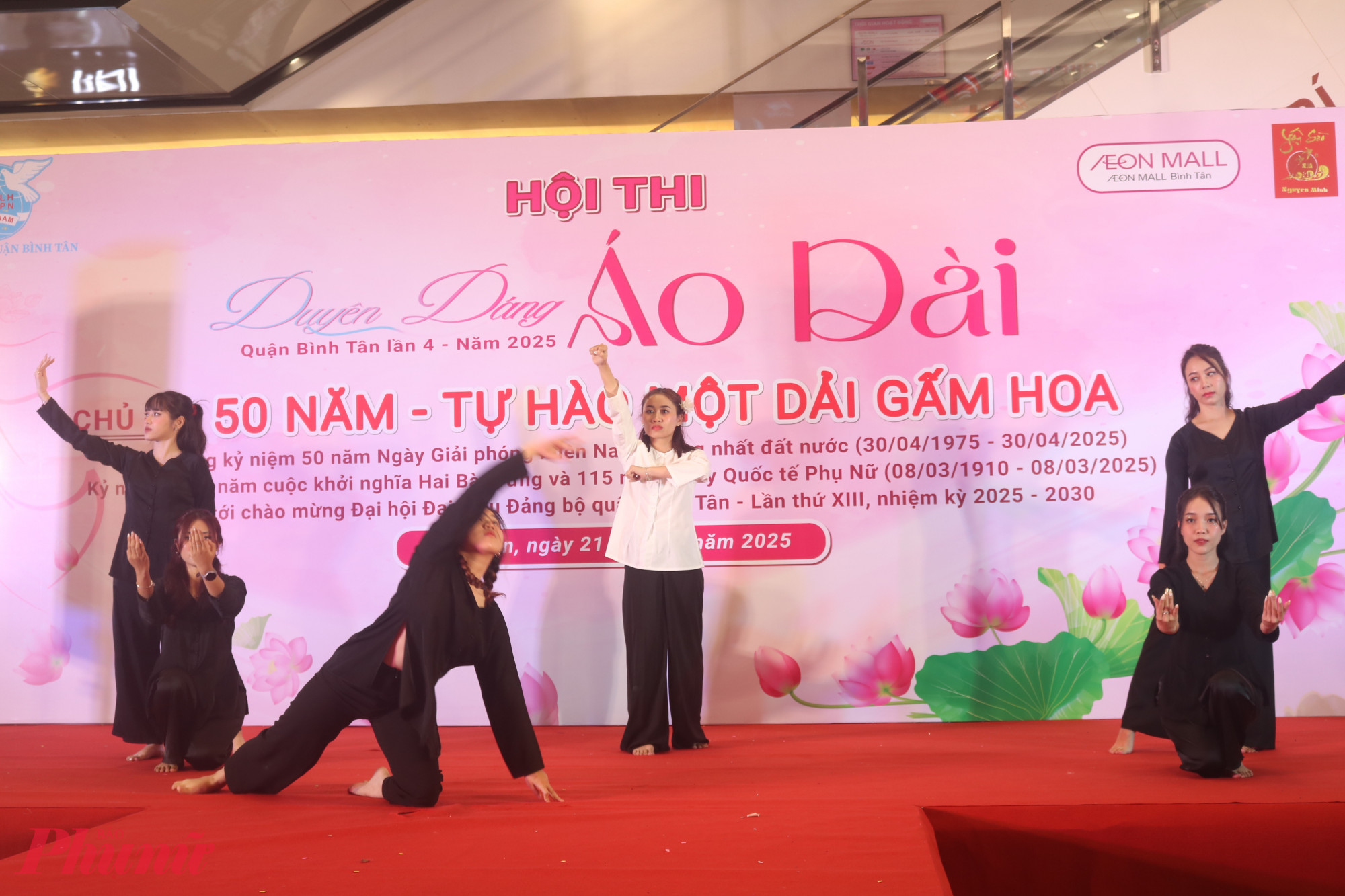 Phần thi t&agrave;i năng với b&agrave;i m&uacute;a ca kh&uacute;c Biết ơn chị V&otilde; Thị S&aacute;u khiến ban gi&aacute;m khảo lẫn kh&aacute;n giả x&uacute;c động. 