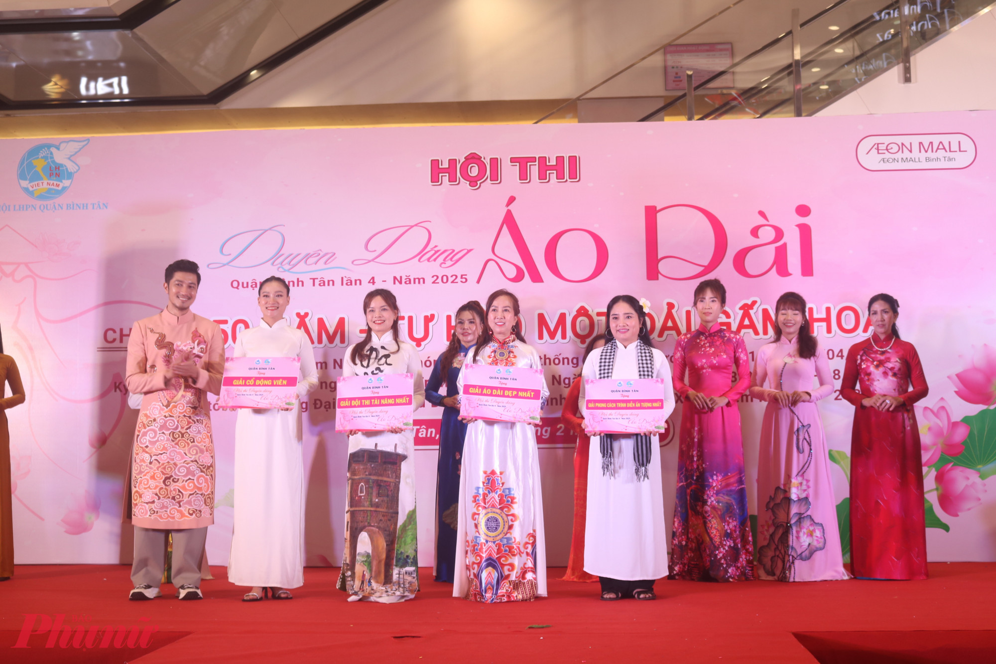 Ban tổ chức trao c&aacute;c giải phụ.