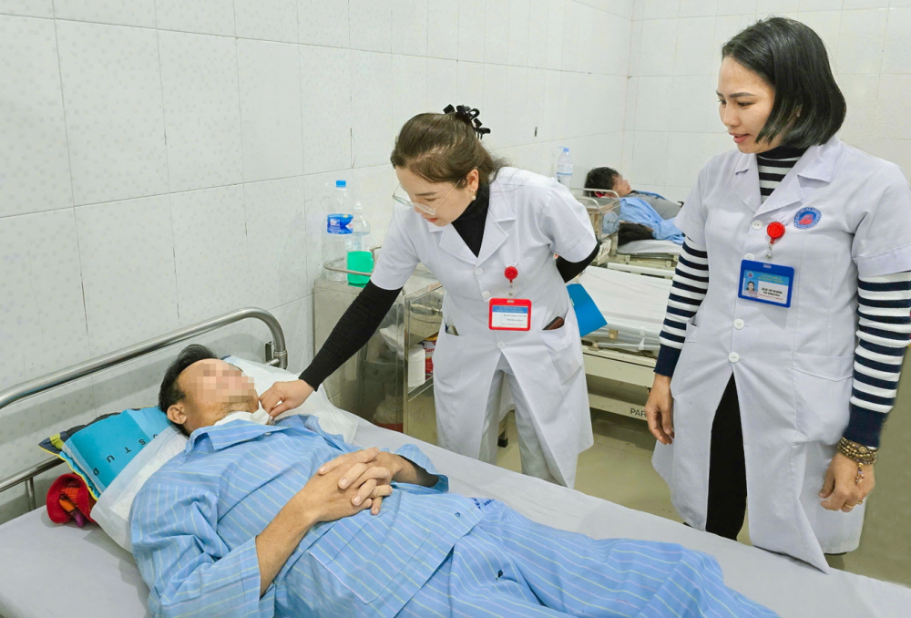 &Ocirc;ng N.H.S. (huyện Nam Đ&agrave;n, tỉnh Nghệ An) phải kh&acirc;u h&agrave;ng chục mũi ở cổ sau 2 lần tự tử trong ảo gi&aacute;c do nghiện rượu - ẢNH: PHAN NGỌC