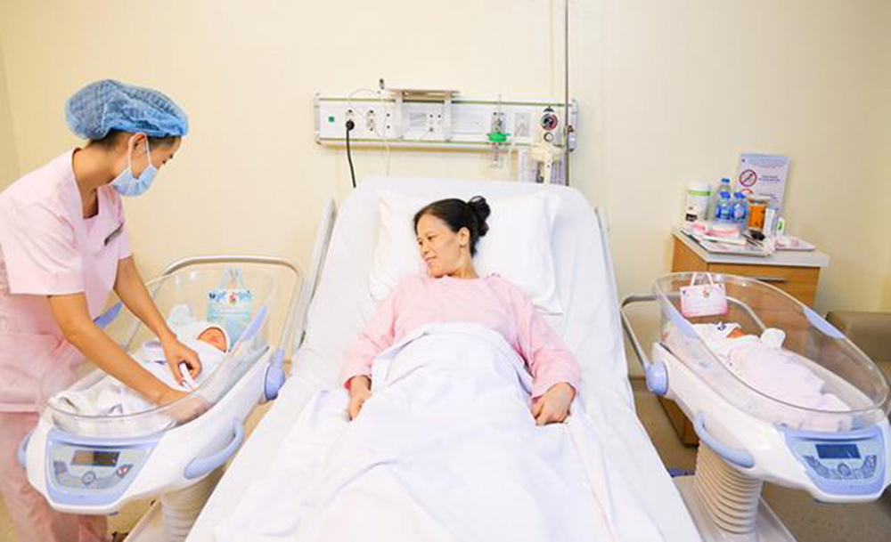 Chị Trương Thị Hải Hằng - 54 tuổi, ở Hải Dương - trở th&agrave;nh mẹ của cặp song sinh nhờ IVF - Nguồn ảnh: Bệnh viện Đa khoa T&acirc;m Anh