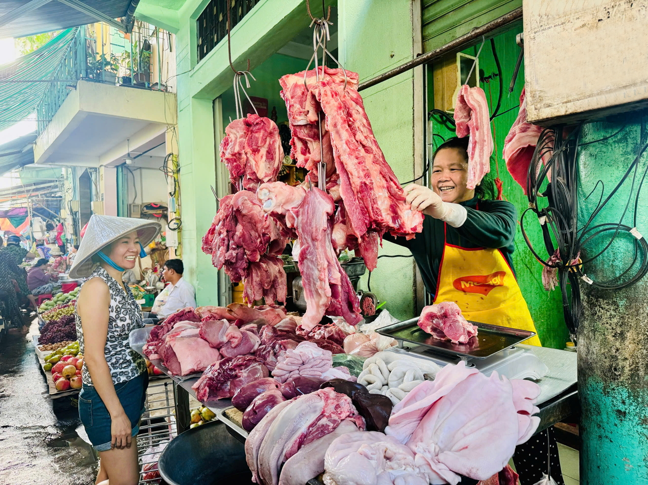 Hiện gi&aacute; thịt heo đang ở mức cao nhất t&iacute;nh từ năm 2020 đến nay  - ẢNH: THANH HOA (chụp tại chợ Nhật Tảo, quận 10, TPHCM)