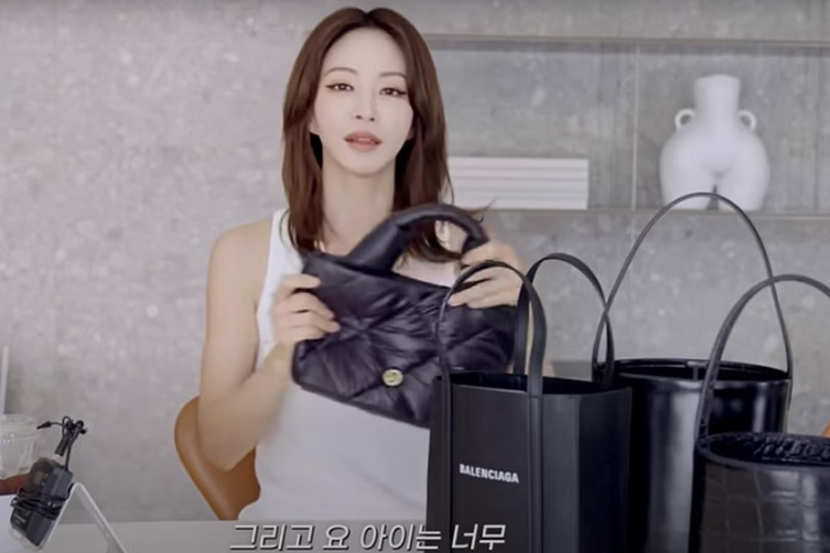 Nữ diễn vi&ecirc;n H&agrave;n Quốc Han Ye-seul gọi chiếc t&uacute;i của m&igrave;nh l&agrave; em b&eacute; n&agrave;y trong một video được tải l&ecirc;n k&ecirc;nh YouTube của c&ocirc;. ẢNH: CHỤP M&Agrave;N H&Igrave;NH TỪ HAN_YE_SEUL_/YOUTUBE