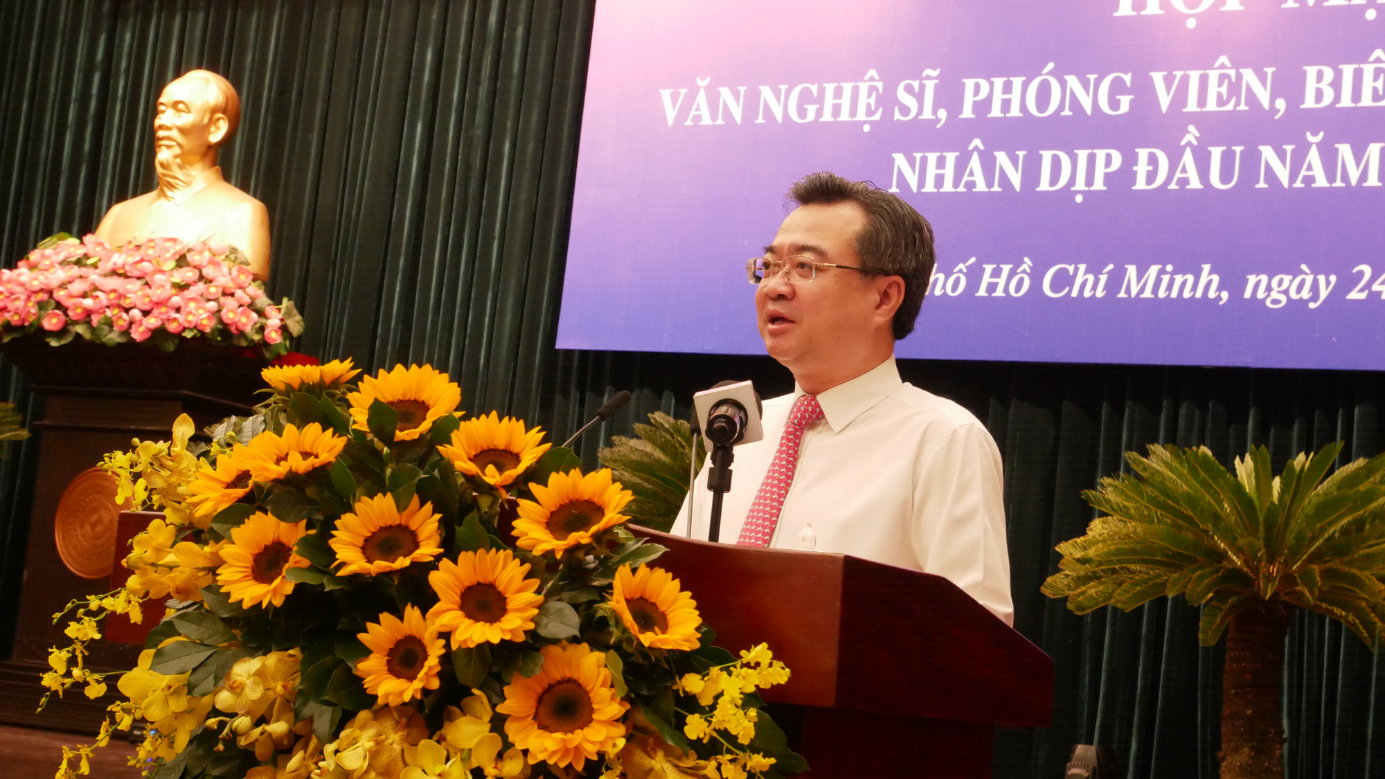 Ph&oacute; B&iacute; thư Th&agrave;nh ủy TPHCM Nguyễn Thanh Nghị ph&aacute;t biểu tại buổi họp mặt