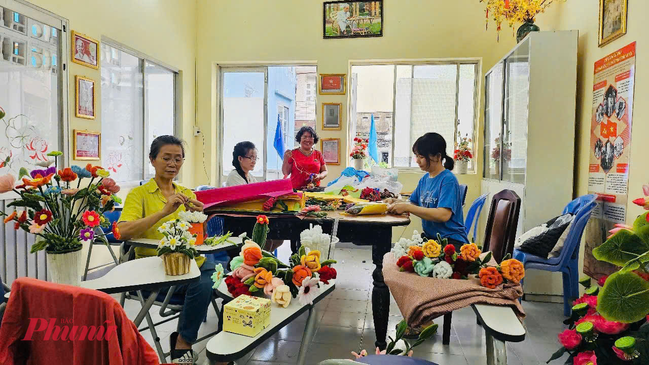 B&agrave; Vũ Thị Lam c&ugrave;ng c&aacute;c chị hội vi&ecirc;n phụ nữ thực hiện c&aacute;c sản phẩm