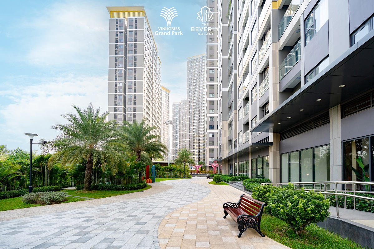 Dưới ch&acirc;n c&aacute;c căn hộ The Beverly Solari l&agrave; kh&ocirc;ng gian xanh m&aacute;t