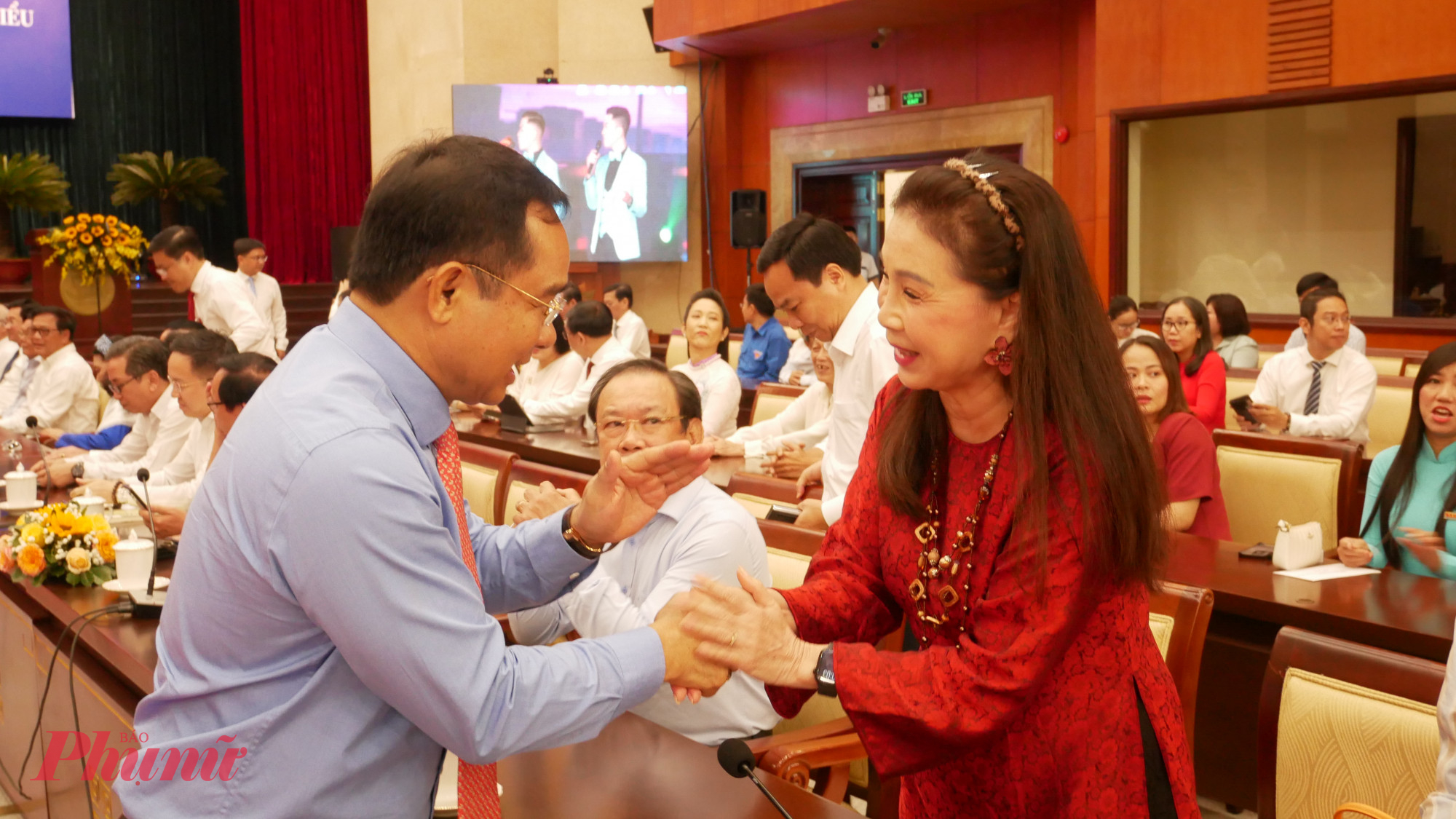 Chủ tịch UBND TPHCM Nguyễn Văn Được bắt tay NSND Kim Xu&acirc;n