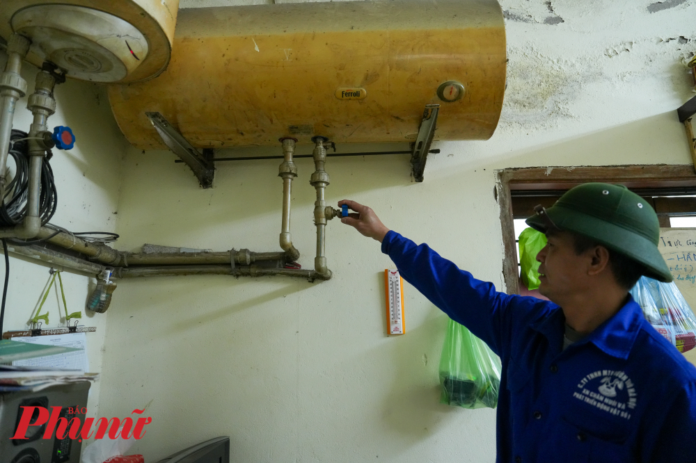 Do tập t&iacute;nh của h&agrave; m&atilde; d&agrave;nh phần lớn thời gian trong nước, Vườn th&uacute; H&agrave; Nội cũng c&oacute; phương &aacute;n đặc biệt đ&oacute; l&agrave; li&ecirc;n tục cấp nước n&oacute;ng v&agrave;o bể nước của h&agrave; m&atilde; để đảm bảo nhiệt độ lu&ocirc;n ổn định ở mức 20-22 độ C, đủ để h&agrave; m&atilde; ngụp lặn trong nước cả ng&agrave;y.