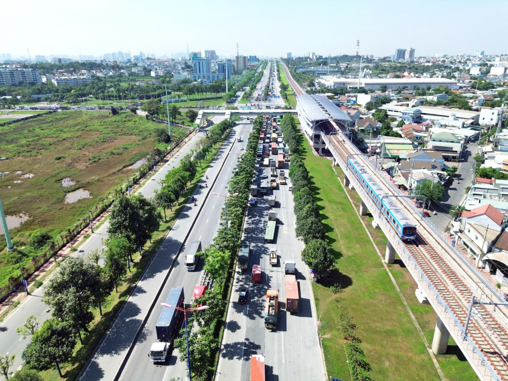 X&acirc;y dựng c&aacute;c đ&ocirc; thị n&eacute;n theo m&ocirc; h&igrave;nh TOD dọc c&aacute;c tuyến metro số 1 của TPHCM  c&oacute; thể gi&uacute;p tăng gi&aacute; trị gia tăng từ đất v&agrave; th&uacute;c đẩy người d&acirc;n đi xe c&ocirc;ng cộng - ẢNH: VŨ QUYỀN