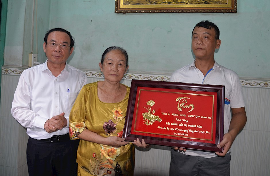 B&iacute; thư Th&agrave;nh ủy TPHCM Nguyễn Văn N&ecirc;n tặng qu&agrave; tri &acirc;n đến gia đ&igrave;nh Điều dưỡng Trần Thị Phương Hằng