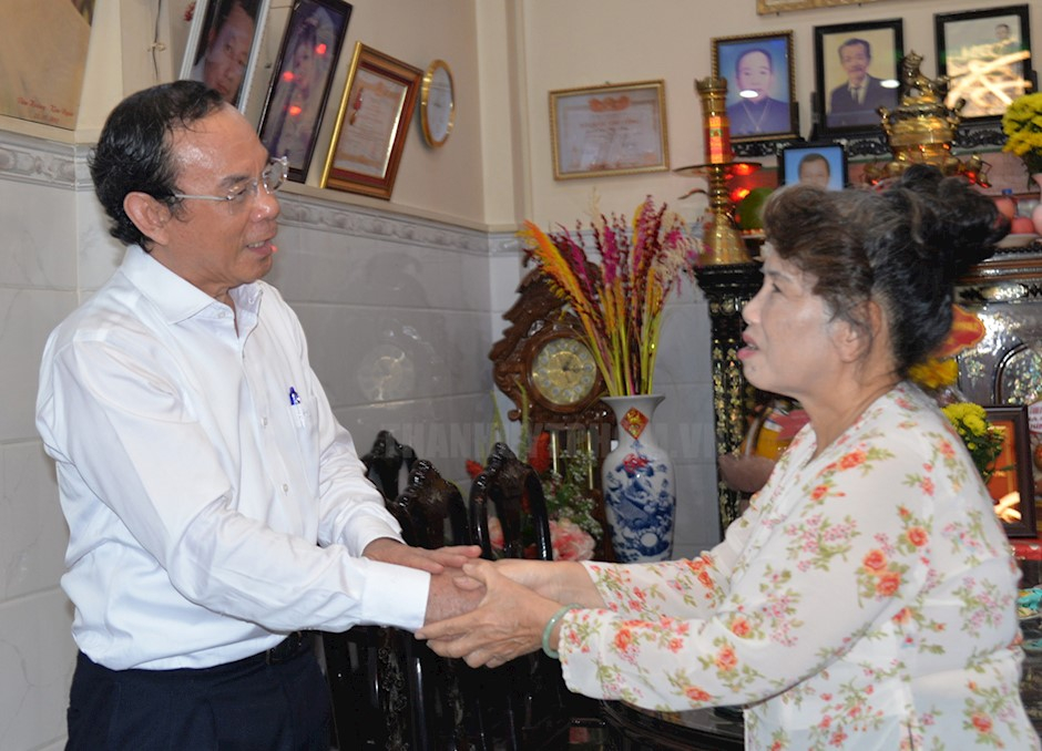 B&iacute; thư Th&agrave;nh ủy TPHCM Nguyễn Văn N&ecirc;n thăm hỏi đại diện gia đ&igrave;nh của B&aacute;c sĩ Trịnh Hữu Nhẫn.