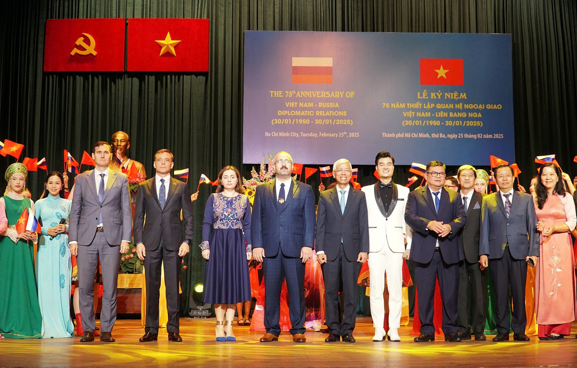 &Ocirc;ng V&otilde; Văn Hoan - ph&oacute; chủ tịch UBND TPHCM đ&atilde; c&ugrave;ng Tổng L&atilde;nh sự Li&ecirc;n bang Nga tại TPHCM Sadykov Timur Sirozhevich tặng hoa cho c&aacute;c nghệ sĩ tham gia chương tr&igrave;nh v&agrave; chụp ảnh lưu niệm