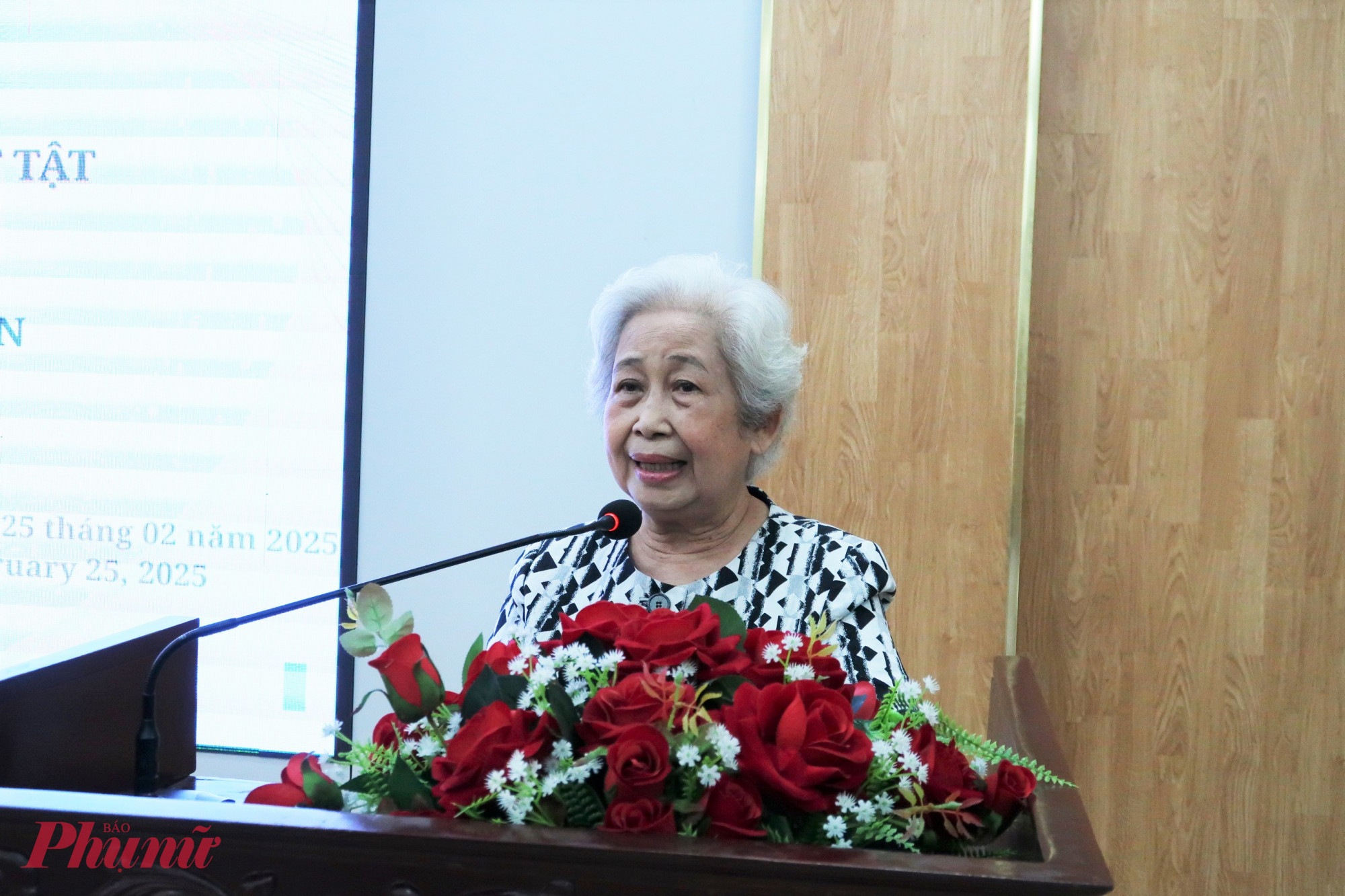 B&agrave; Lương Thị Thuận - Chủ tịch Hội Bảo trợ trẻ em TPHCM - ph&aacute;t biểu khai mạc hội nghị