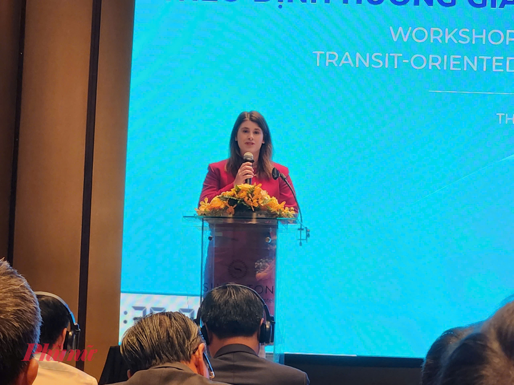B&agrave; Alexandra Smith, Tổng L&atilde;nh sự qu&aacute;n Anh ki&ecirc;m Gi&aacute;m đốc Thương mại của Vương quốc Anh tại TPHCM - cho biết Anh muốn hỗ trợ TPHCM ph&aacute;t triển TOD