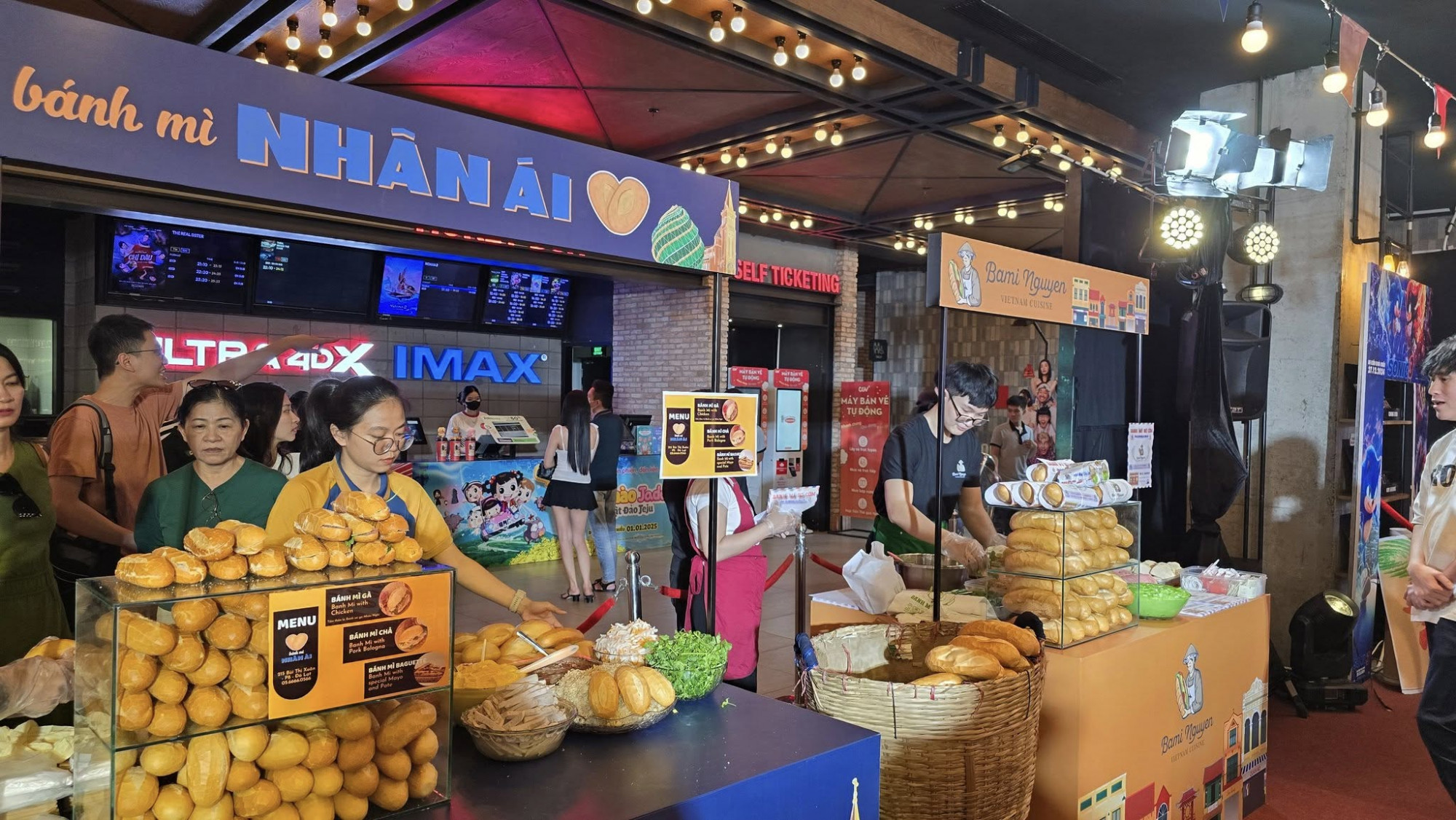 Một g&oacute;c kh&ocirc;ng gian phục vụ b&aacute;nh m&igrave; trong buổi giới thiệu phim Nụ h&ocirc;n bạc tỷ. Ảnh: H.Nhu