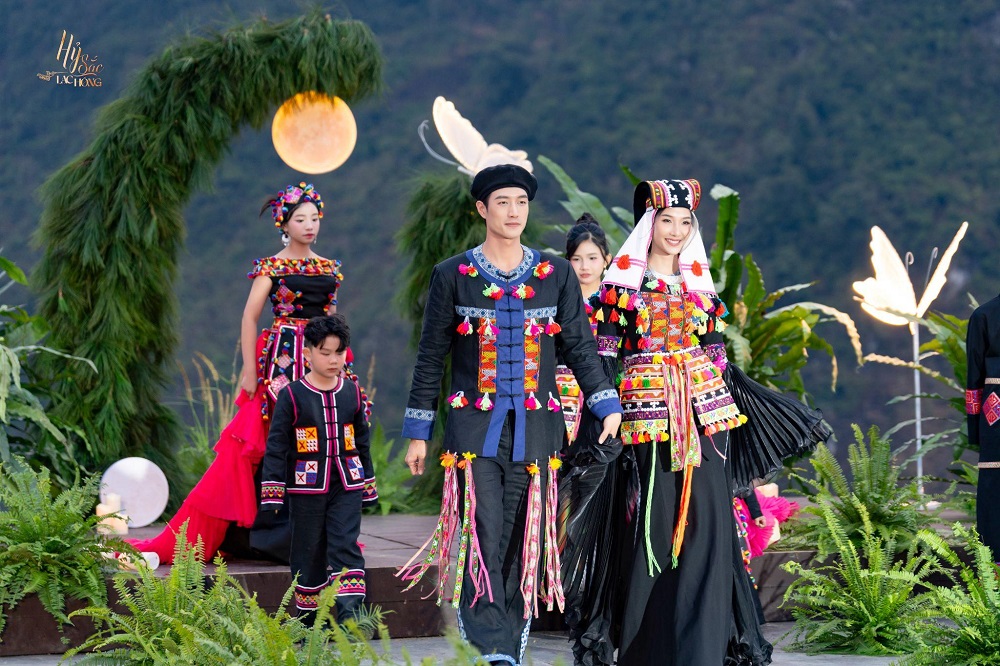 Si&ecirc;u mẫu Ho&agrave;ng Th&ugrave;y v&agrave; người mẫu Khoai Vũ sải bước trong trang phục cưới L&ocirc; L&ocirc; - Ảnh: Bigally