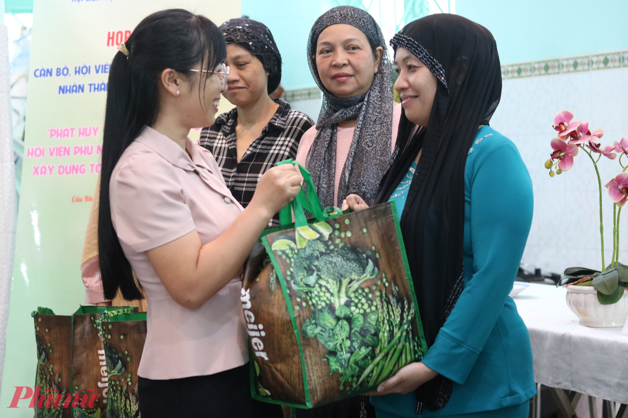 Dịp n&agrave;y,, Hội LHPN phường Cầu Kho trao 20 phần qu&agrave; đến c&aacute;c chị.