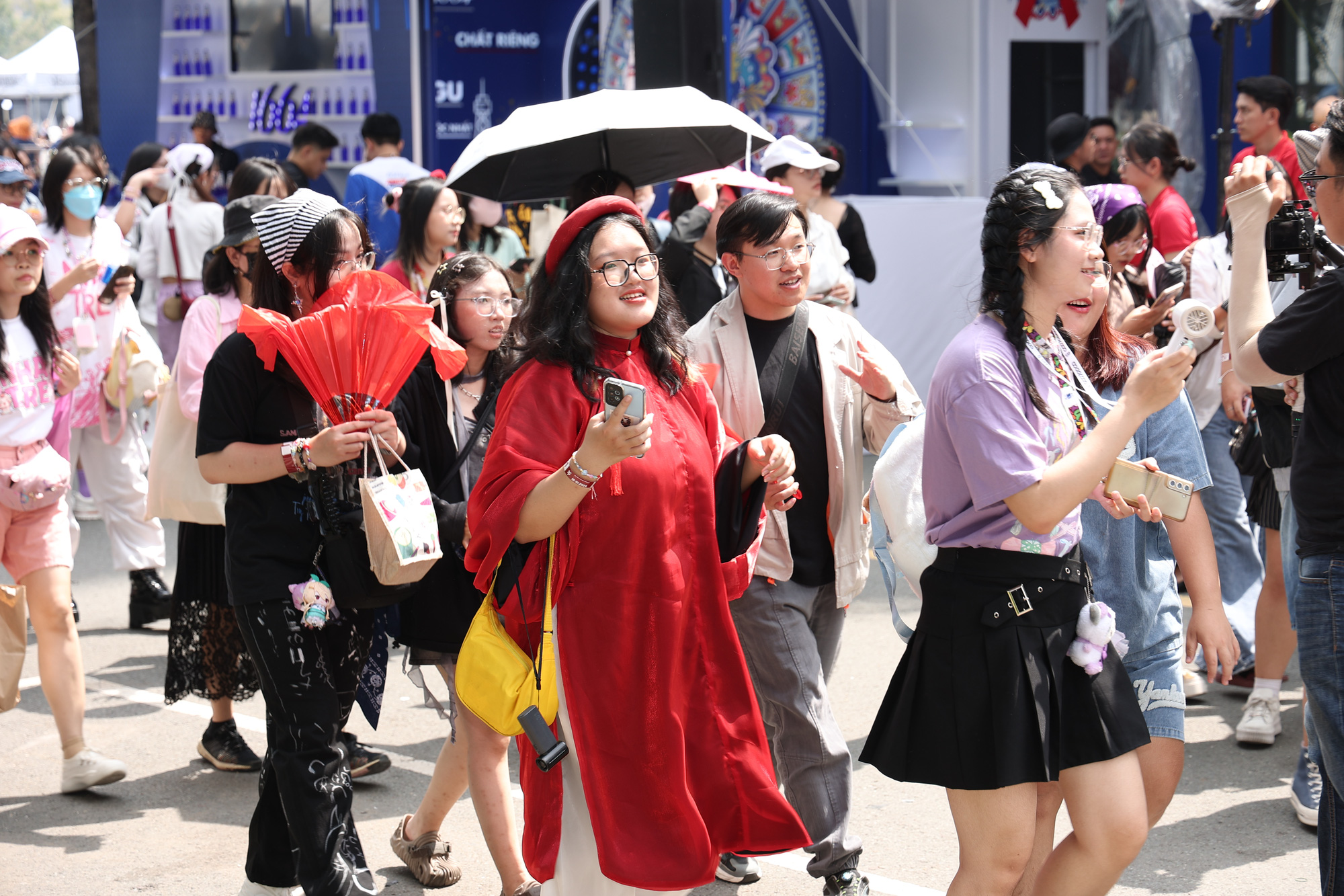 Kh&aacute;n giả diện &aacute;o d&agrave;i xem concert Anh trai vượt ng&agrave;n ch&ocirc;ng gai