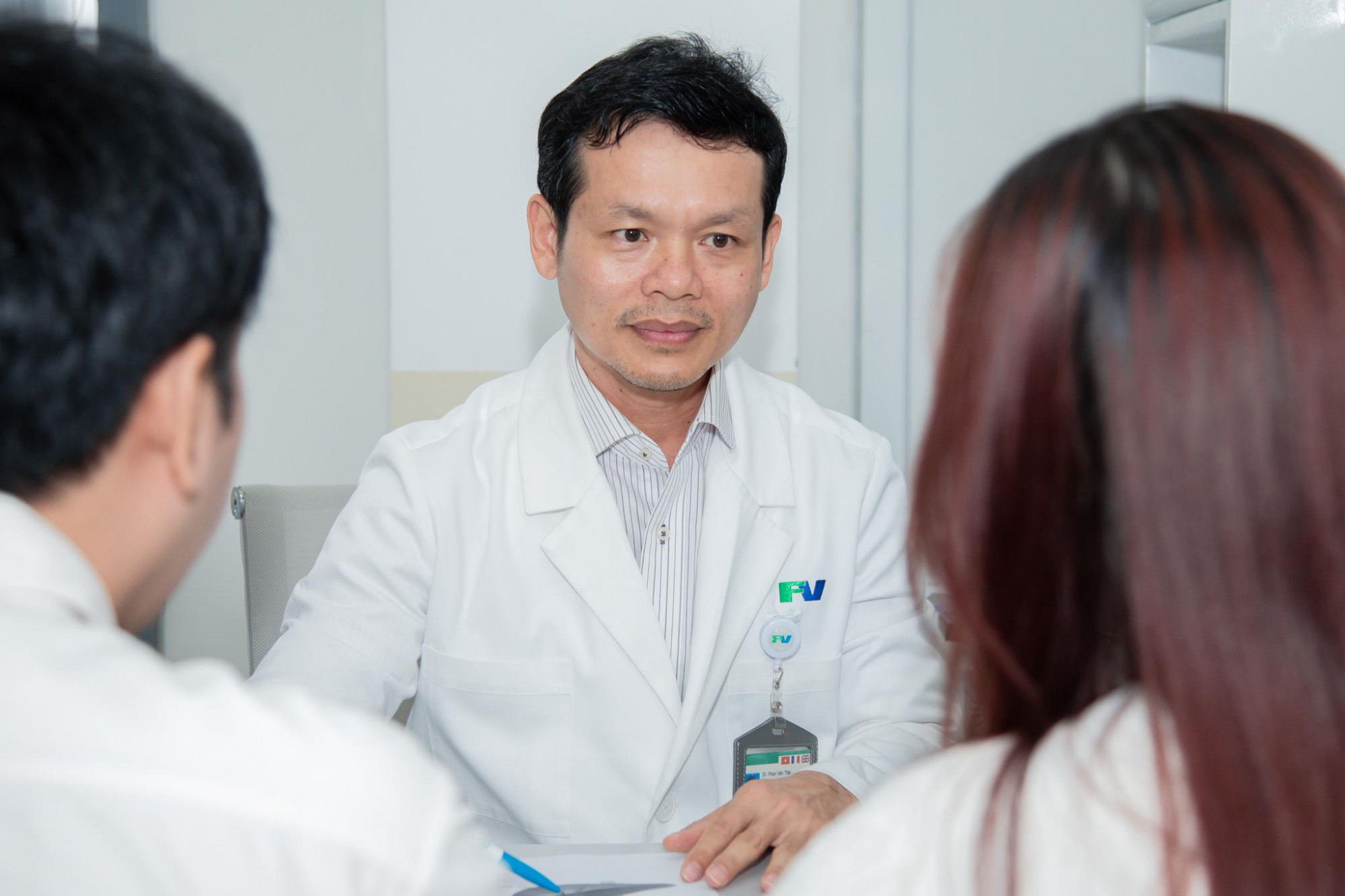 ThS.BS.CKII Phan Văn Th&aacute;i tư vấn cho bệnh nh&acirc;n về rủi ro trong lần mổ điều trị thủng trực tr&agrave;ng thứ 2 - Ảnh: FV