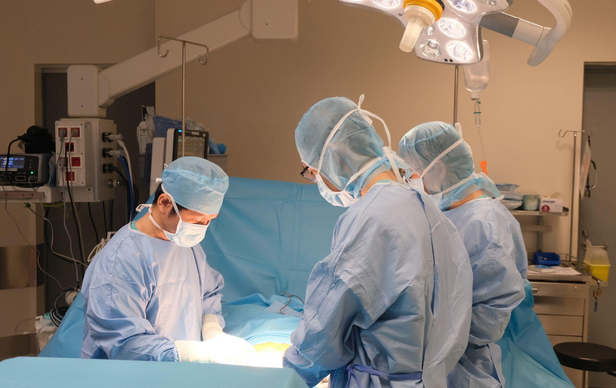 B&aacute;c sĩ Phan Văn Th&aacute;i (tr&aacute;i) thực hiện phẫu thuật v&aacute; lỗ thủng trực tr&agrave;ng cho bệnh nh&acirc;n - Ảnh: FV