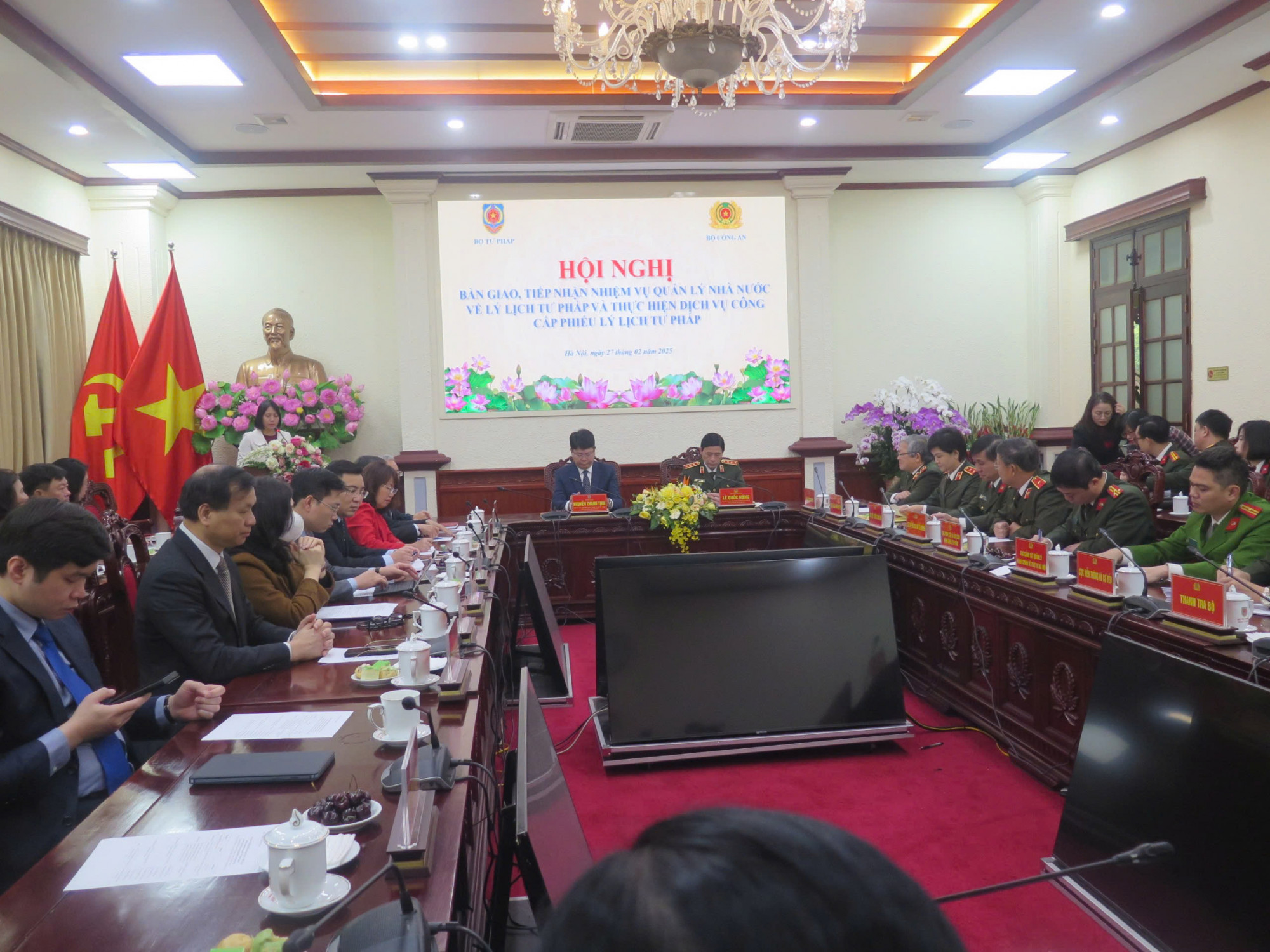 Hội nghị lễ b&agrave;n giao nhiệm vụ quản l&yacute; nh&agrave; nước về l&yacute; lịch tư ph&aacute;p v&agrave; thực hiện dịch vụ c&ocirc;ng cấp phiếu l&yacute; lịch tư ph&aacute;p từ Bộ Tư ph&aacute;p sang Bộ C&ocirc;ng an - Ảnh: BTP