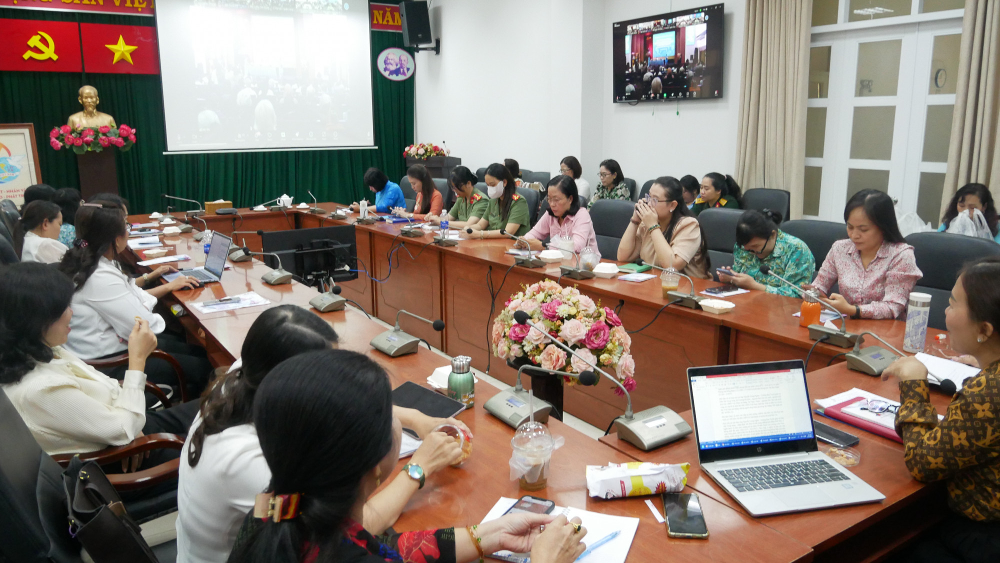 C&aacute;c c&aacute;n bộ hội theo d&otilde;i hội thảo tại điểm cầu Hội LHPN TPHCM 