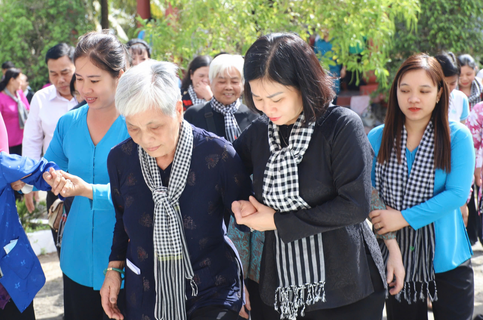 Trong khu&ocirc;n khổ sự kiện hội thảo, Chủ tịch Hội LHPN Việt Nam Nguyễn Thị Tuyến cũng đ&atilde; c&oacute; hoạt động đến thăm, tặng qu&agrave; c&aacute;c d&igrave; từng tham gia Đội qu&acirc;n t&oacute;c d&agrave;i