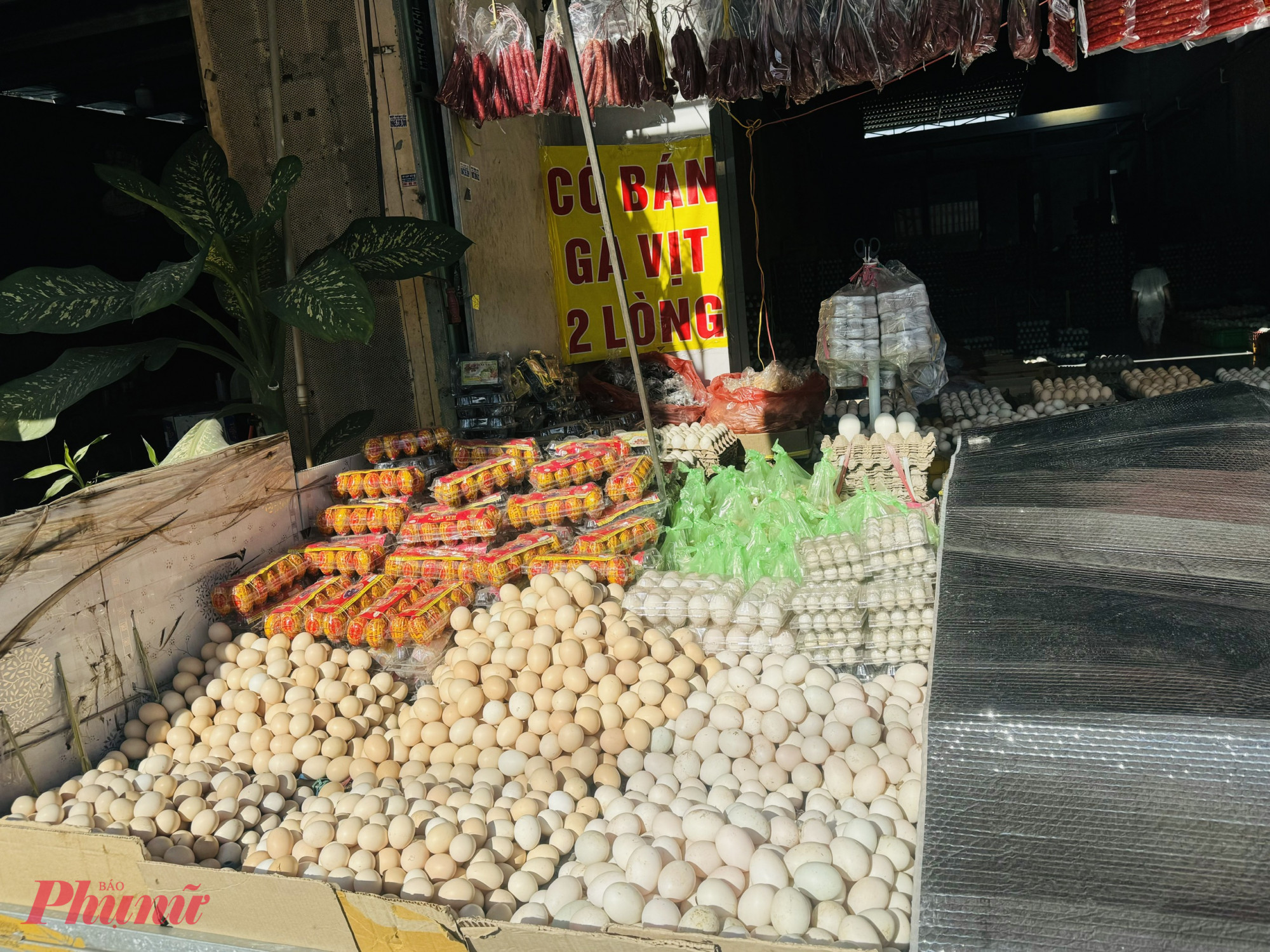 &Ocirc;ng L&yacute; Văn Hương - chủ một trại g&agrave; với quy m&ocirc; 50.000 con tại tỉnh B&igrave;nh Thuận - cho biết, gi&aacute; trứng g&agrave; tại trại hiện nay chỉ c&ograve;n 1.400 đồng/trứng, giảm mạnh so với mức 1.800 đồng/trứng c&ugrave;ng kỳ năm ngo&aacute;i. Với mức gi&aacute; n&agrave;y, trang trại của &ocirc;ng đang chịu lỗ từ 600-800 đồng/quả, dẫn đến việc mỗi ng&agrave;y trang trại lỗ h&agrave;ng chục triệu đồng. &Ocirc;ng Hương cho biết, nếu t&igrave;nh h&igrave;nh n&agrave;y tiếp tục k&eacute;o d&agrave;i, c&aacute;c trang trại chăn nu&ocirc;i g&agrave; sẽ gặp kh&oacute; khăn lớn trong việc duy tr&igrave; hoạt động. &Ocirc;ng hiểu rằng gi&aacute; trứng thường giảm sau Tết, nhưng chưa bao giờ xuống thấp v&agrave; k&eacute;o d&agrave;i đến hết th&aacute;ng Gi&ecirc;ng như năm nay.Nếu Bộ N&ocirc;ng nghiệp c&oacute; kế hoạch cụ thể về số lượng con giống cần thiết mỗi năm, v&agrave; kiểm so&aacute;t chặt chẽ việc sản xuất, nhập khẩu, th&igrave; sẽ kh&ocirc;ng c&oacute; t&igrave;nh trạng khủng hoảng thừa như thế n&agrave;y.  