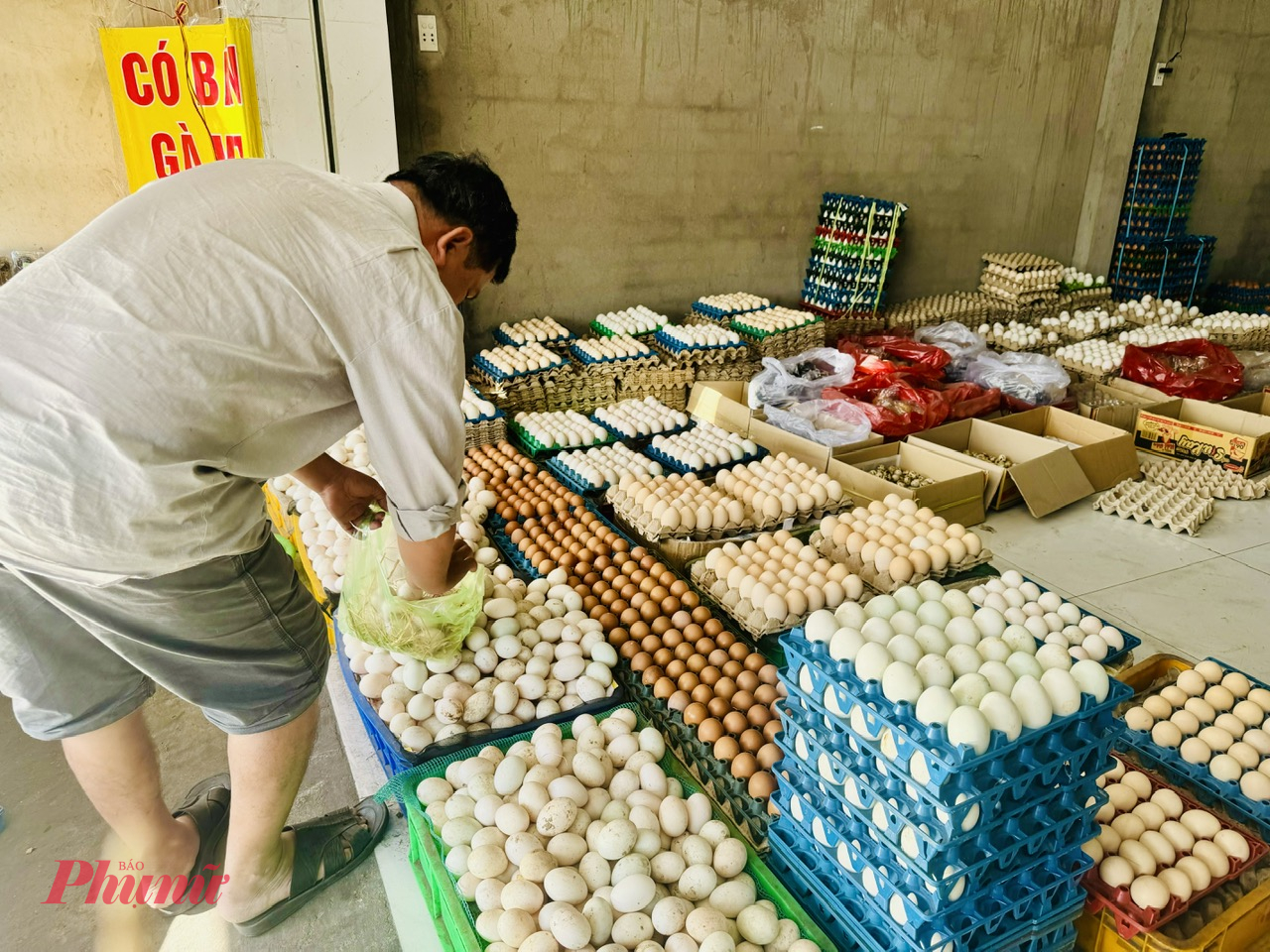 Tại một điểm b&aacute;n kh&aacute;c, trứng g&agrave; vịt th&igrave; c&oacute; gi&aacute; cao hơn một ch&uacute;t