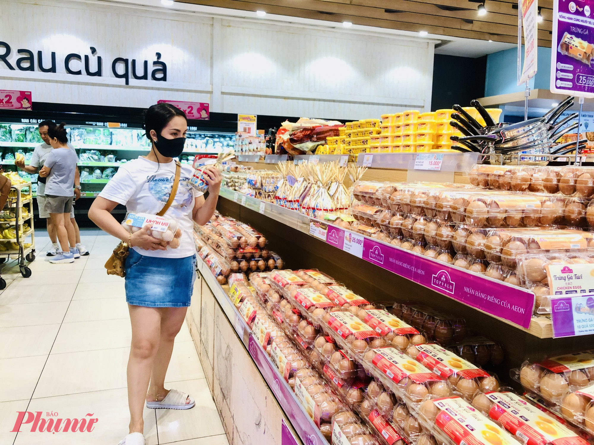 Theo &ocirc;ng Trương Ch&iacute; Thiện &ndash; Tổng gi&aacute;m đốc C&ocirc;ng ty cổ phần Thực phẩm Vĩnh Th&agrave;nh Đạt, gi&aacute; trứng g&agrave; giảm đến từ việc c&aacute;c hộ chăn nu&ocirc;i vẫn duy tr&igrave; sản lượng trong những ng&agrave;y nghỉ Tết, dẫn đến lượng trứng tồn kho tăng đột biến. Theo ước t&iacute;nh, chỉ ri&ecirc;ng tại TPHCM, với sản lượng khoảng 6-7 triệu quả trứng/ng&agrave;y, chỉ ri&ecirc;ng trong tuần nghỉ tết đ&atilde; c&oacute; hơn 50 triệu quả trứng tồn đọng. Lượng tồn kho n&agrave;y chưa t&iacute;nh đến số trứng t&iacute;ch lũy trước v&agrave; sau kỳ nghỉ tết. T&igrave;nh trạng b&aacute;n th&aacute;o trứng cũ thường diễn ra sau tết Nguy&ecirc;n đ&aacute;n v&agrave; kết th&uacute;c v&agrave;o khoảng rằm th&aacute;ng Gi&ecirc;ng. Tuy nhi&ecirc;n, năm nay, do sức mua giảm, t&igrave;nh trạng n&agrave;y k&eacute;o d&agrave;i đến gần hết th&aacute;ng Gi&ecirc;ng