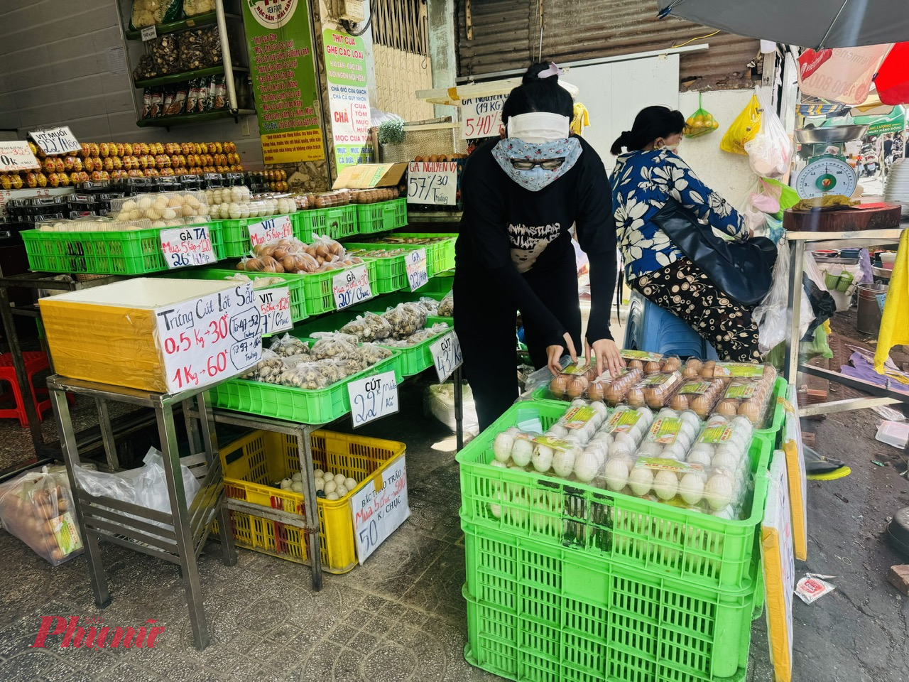 Một điểm b&aacute;n tại chợ B&agrave; Chiểu, quận B&igrave;nh Thạnh, TP.HCM đang c&oacute; chương tr&igrave;nh khuyến m&atilde;i đặc biệt cho trứng g&agrave;. Cụ thể, trứng g&agrave; ta c&oacute; gi&aacute; 26.000 đồng/hộp, nhưng khi mua 5 hộp, kh&aacute;ch h&agrave;ng chỉ phải trả 120.000 đồng, tức l&agrave; được giảm 10.000 đồng. Tương tự, trứng g&agrave; c&ocirc;ng nghiệp c&oacute; gi&aacute; 20.000 đồng/chục, v&agrave; nếu mua 5 chục, gi&aacute; chỉ c&ograve;n 90.000 đồng, cũng được giảm 10.000 đồng