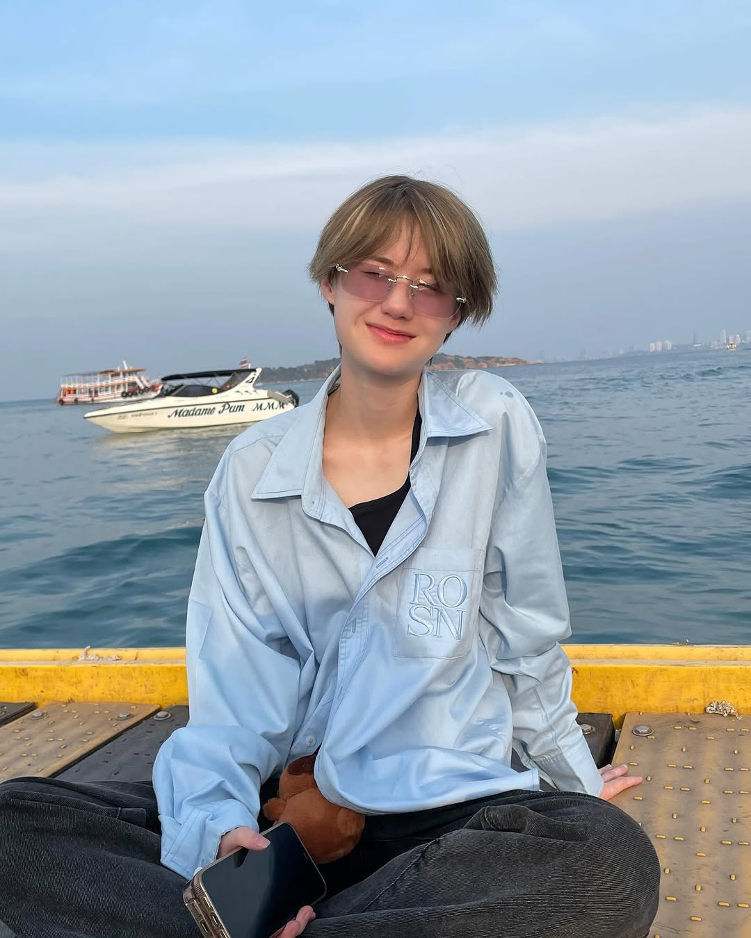 Ở đời thường, Lily Arthitaya thường diện trang phục ph&oacute;ng kho&aacute;ng, năng động, mang phong c&aacute;ch tomboy. 