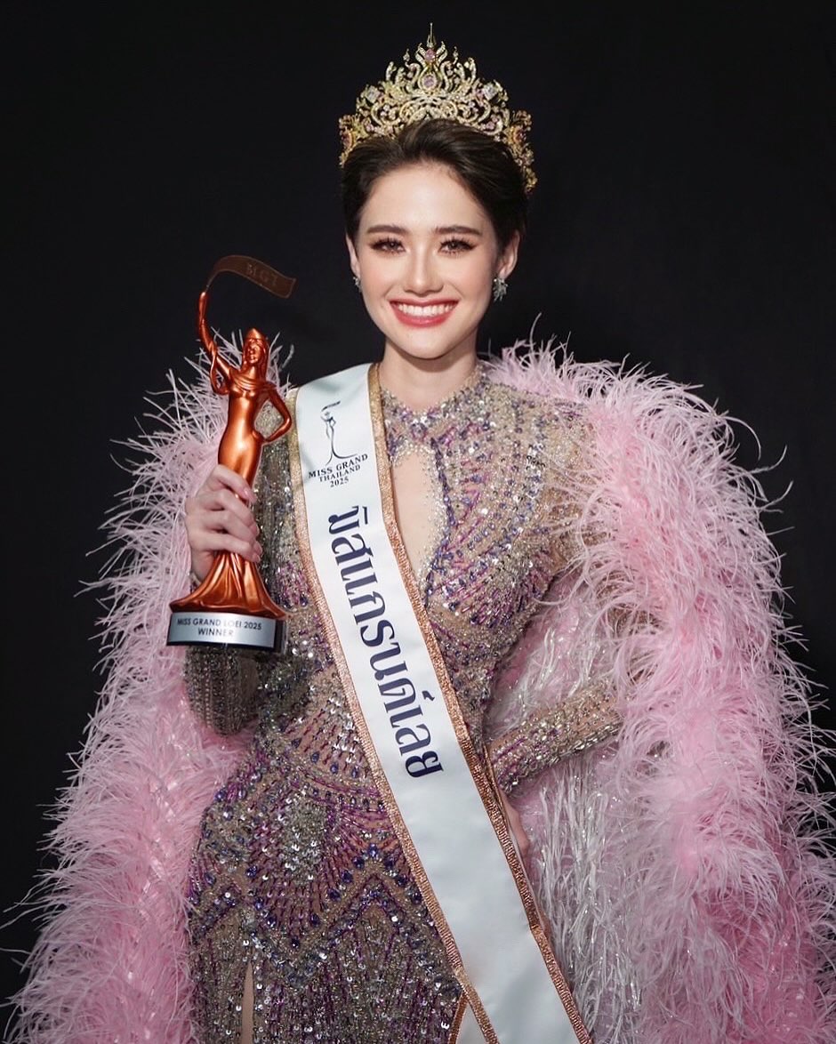 Lily Arthitaya năm nay 20 tuổi, c&oacute; khả năng h&aacute;t, chơi nhạc cụ, đ&aacute;nh trống. Thời điểm dự thi cấp tỉnh, nhiều người giễu cợt ngoại h&igrave;nh, kỹ năng của c&ocirc;. Lily Arthitaya từng n&ecirc;u quan điểm lu&ocirc;n biết ơn những ai chấp nhận sự kh&aacute;c biệt của c&ocirc;. 