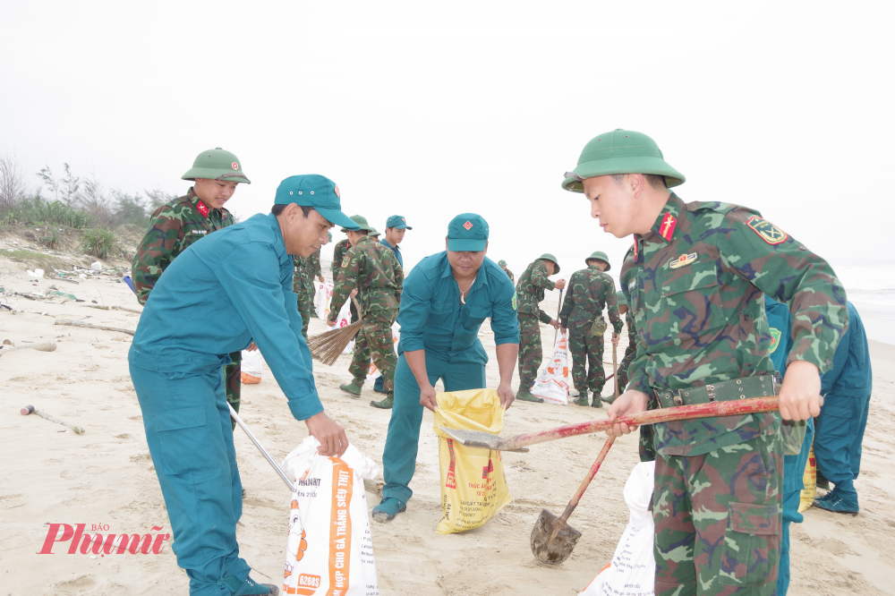 Cũng theo th&ocirc;ng tin từ huyện Ph&uacute; Lộc (TP Huế) Chiều 27/2, th&ocirc;ng tin từ UBND huyện Ph&uacute; Lộc cho biết, sau sự cố dầu v&oacute;n cục  kh&ocirc;ng r&otilde; nguồn gốc tr&agrave;n v&agrave;o bờ với số lượng rất lớn tại khu vực biển Lăng C&ocirc; (thị trấn Lăng C&ocirc;) v&agrave; x&atilde; Lộc Vĩnh, ch&iacute;nh quyền huyện đ&atilde; huy động lực lượng tại chỗ gồm c&ocirc;ng an, qu&acirc;n sự, bi&ecirc;n ph&ograve;ng, d&acirc;n qu&acirc;n tự vệ, đo&agrave;n vi&ecirc;n thanh ni&ecirc;n, nh&acirc;n vi&ecirc;n c&aacute;c khu du lịch, người d&acirc;n&hellip; phối hợp cơ quan chuy&ecirc;n m&ocirc;n, với qu&acirc;n số khoảng 600 người, ra qu&acirc;n tổng lực tổ chức thu gom dầu tr&agrave;n v&oacute;n cục, nhằm đảm bảo an to&agrave;n m&ocirc;i trường cho khu vực vịnh đẹp thế giới Lăng C&ocirc; v&agrave; v&ugrave;ng l&acirc;n cận.