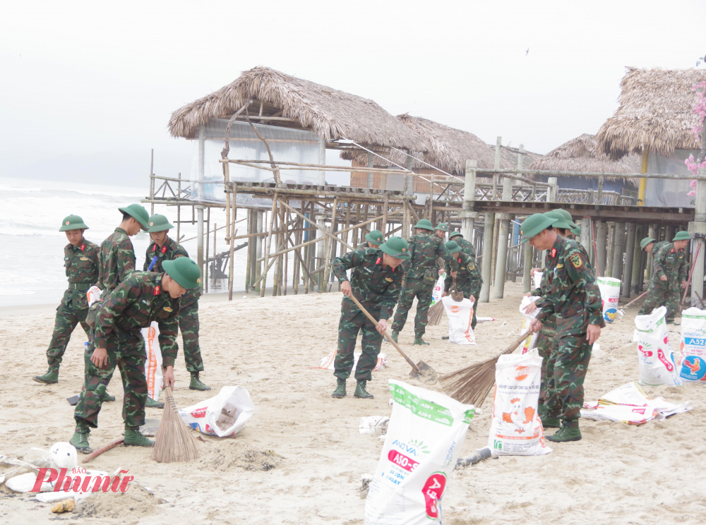 Ch&uacute;ng t&ocirc;i cũng tập trung lực lượng v&agrave;o những khu vực bị &ocirc; nhiễm nặng ảnh hưởng đến hệ sinh th&aacute;i cũng như l&agrave; hoạt động kinh doanh, sản xuất của nh&acirc;n d&acirc;n đồng thời gi&uacute;p nh&acirc;n d&acirc;n sớm ổn định cuộc sống v&agrave; trải lại m&ocirc;i m&ocirc;i trường biển an to&agrave;n