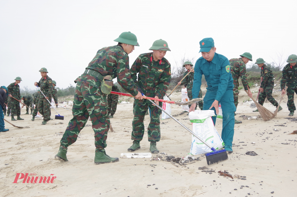 Trong ng&agrave;y, c&aacute;c lực lượng đ&atilde; tổ chức thu gom, xử l&yacute; m&ocirc;i trường tại khu vực bờ biển d&agrave;i 7km thuộc địa b&agrave;n Lăng C&ocirc; v&agrave; Lộc Vĩnh, với số lượng dầu v&oacute;n cục được thu gom khoảng 40 tấn. Số dầu v&oacute;n sau khi thu gom sẽ được cơ quan chuy&ecirc;n m&ocirc;n chuyển đi xử l&yacute; theo quy định