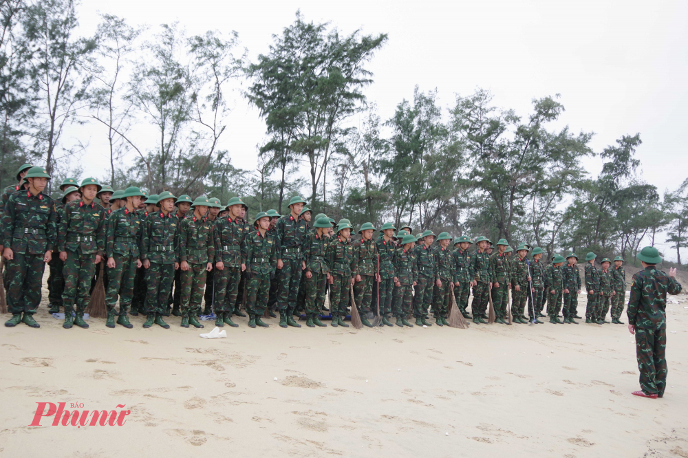            Để nhanh ch&oacute;ng, kịp thời xử l&yacute; sự cố m&ocirc;i trường biển tại Thị trấn Lăng C&ocirc;, huyệnPh&uacute; Lộc, Bộ CHQS th&agrave;nh phố Huế  đ&atilde; huy động gần 100 c&aacute;n bộ, chiến sĩ tiến h&agrave;nh phối hợp với c&aacute;c lực lượng địa phương gấp r&uacute;t dọn dẹp lượng dầu tr&ocirc;i dạt v&agrave;o bờ biển.