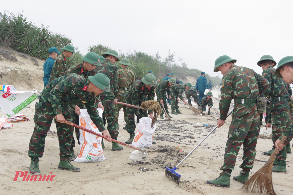 Li&ecirc;n quan sự cố dầu v&oacute;n cục tr&agrave;n bờ tại v&ugrave;ng biển huyện Ph&uacute; Lộc, Sở T&agrave;i nguy&ecirc;n v&agrave; M&ocirc;i trường TP Huế cũng đ&atilde; tiến h&agrave;nh quan trắc chất lượng nước biển ven bờ c&oacute; dầu v&oacute;n cục xuất hiện thuộc huyện Ph&uacute; Lộc Đơn vị chức năng của Sở n&agrave;y đ&atilde; đẫ lấy mẫu nước biển tại 4 vị tr&iacute;, gồm khu vực gần qu&aacute;n Ho&agrave;ng Nhi, Đồn Bi&ecirc;n ph&ograve;ng Lăng C&ocirc;, khu dự &aacute;n du lịch sinh th&aacute;i Minh Viễn, khu vực kh&aacute;ch sạn Angsana (khu du lịch Laguna).