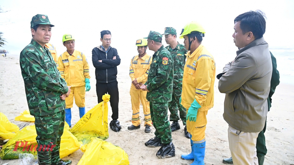 Với lượng dầu tr&agrave;n v&agrave;o rất lớn v&igrave; vậy qu&aacute; tr&igrave;nh thực hiện gặp rất nhiều kh&oacute; khăn nhất l&agrave; lượng dầu tr&ocirc;i dạt v&agrave;o đang bị c&aacute;t v&ugrave;i lấp, một lượng kh&aacute;c bị cuốn v&agrave;o với những r&aacute;c thải tr&ecirc;n bờ biển l&agrave;m cho việc thu gom dầu gặp rất nhiều kh&oacute; khăn