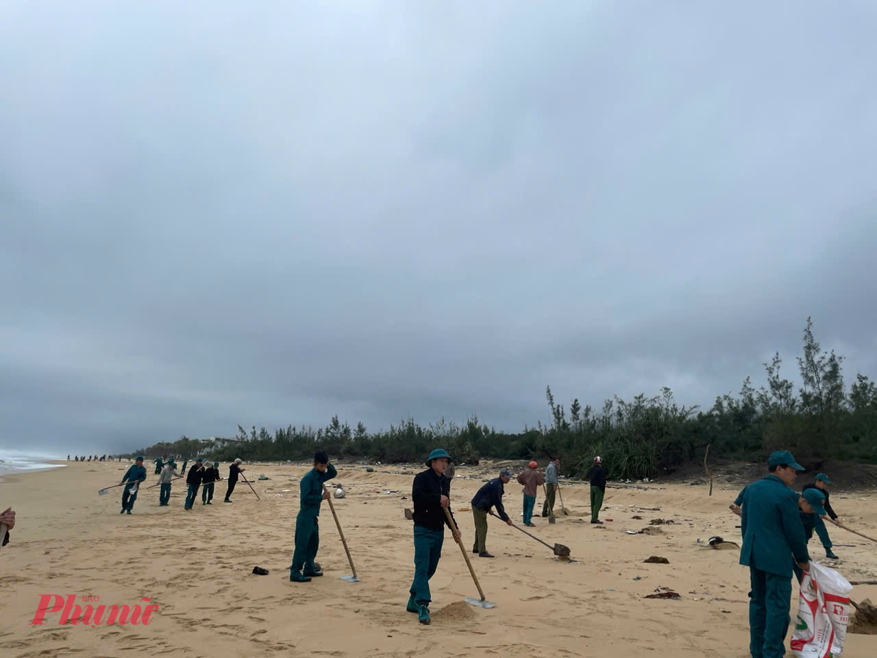 Kết quả thử nghiệm mẫu do Trung t&acirc;m Quan trắc T&agrave;i nguy&ecirc;n v&agrave; M&ocirc;i trường thuộc Sở T&agrave;i nguy&ecirc;n v&agrave; M&ocirc;i trường TP Huế thực hiện, so s&aacute;nh, đối chiếu theo QCVN 10:2023/BTNMT Quy chuẩn kỹ thuật quốc gia về chất lượng nước biển cho thấy, th&ocirc;ng số pH v&agrave; dầu mỡ kho&aacute;ng đều đạt quy chuẩn. Cụ thể, c&aacute;c th&ocirc;ng số dầu mỡ kho&aacute;ng tại 4 vị tr&iacute; lấy mẫu đều dưới ngưỡng ph&aacute;t hiện của phương ph&aacute;p thử nghiệm.Sở sẽ tiếp tục theo d&otilde;i  diễn biến vụ việc, tiến h&agrave;nh quan trắc chất lượng m&ocirc;i trường nước biển ven bờ khu vực Lăng C&ocirc;, Lộc Vĩnh nhằm đảm bảo an to&agrave;n m&ocirc;i trường tự nhi&ecirc;n nơi đ&acirc;y.