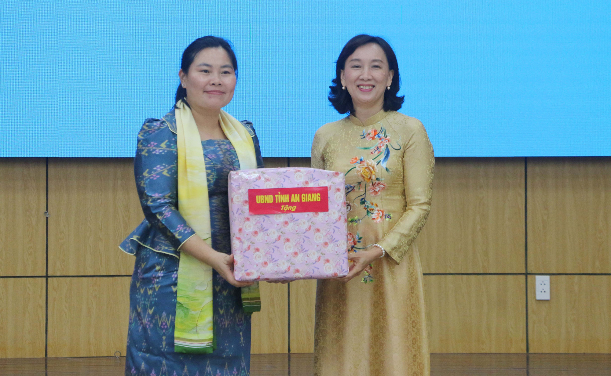 B&agrave; Nguyễn Thị Minh Th&uacute;y - Ph&oacute; chủ tịch UBND tỉnh An Giang  (b&igrave;a phải) tặng Hội Phụ nữ Campuchia v&igrave; H&ograve;a b&igrave;nh v&agrave; Ph&aacute;t triển tỉnh Kandalqu&agrave; cho 