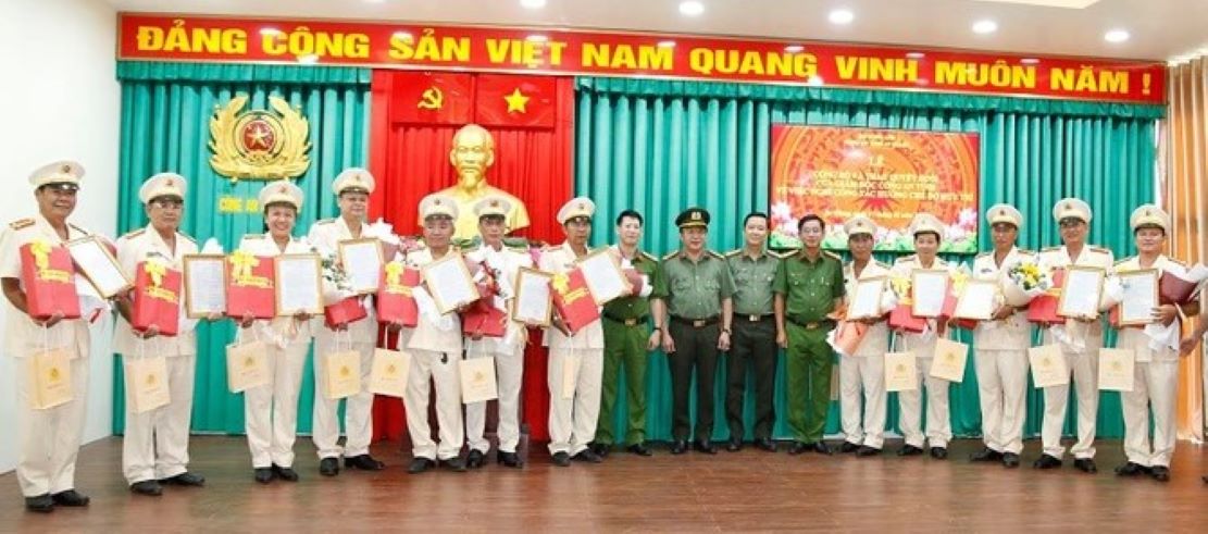 Ban gi&aacute;m đốc C&ocirc;ng an tỉnh An Giang trao quyết định nghỉ hưu trước tuổi cho 23 c&aacute;n bộ. Ảnh: C&ocirc;ng an An Giang