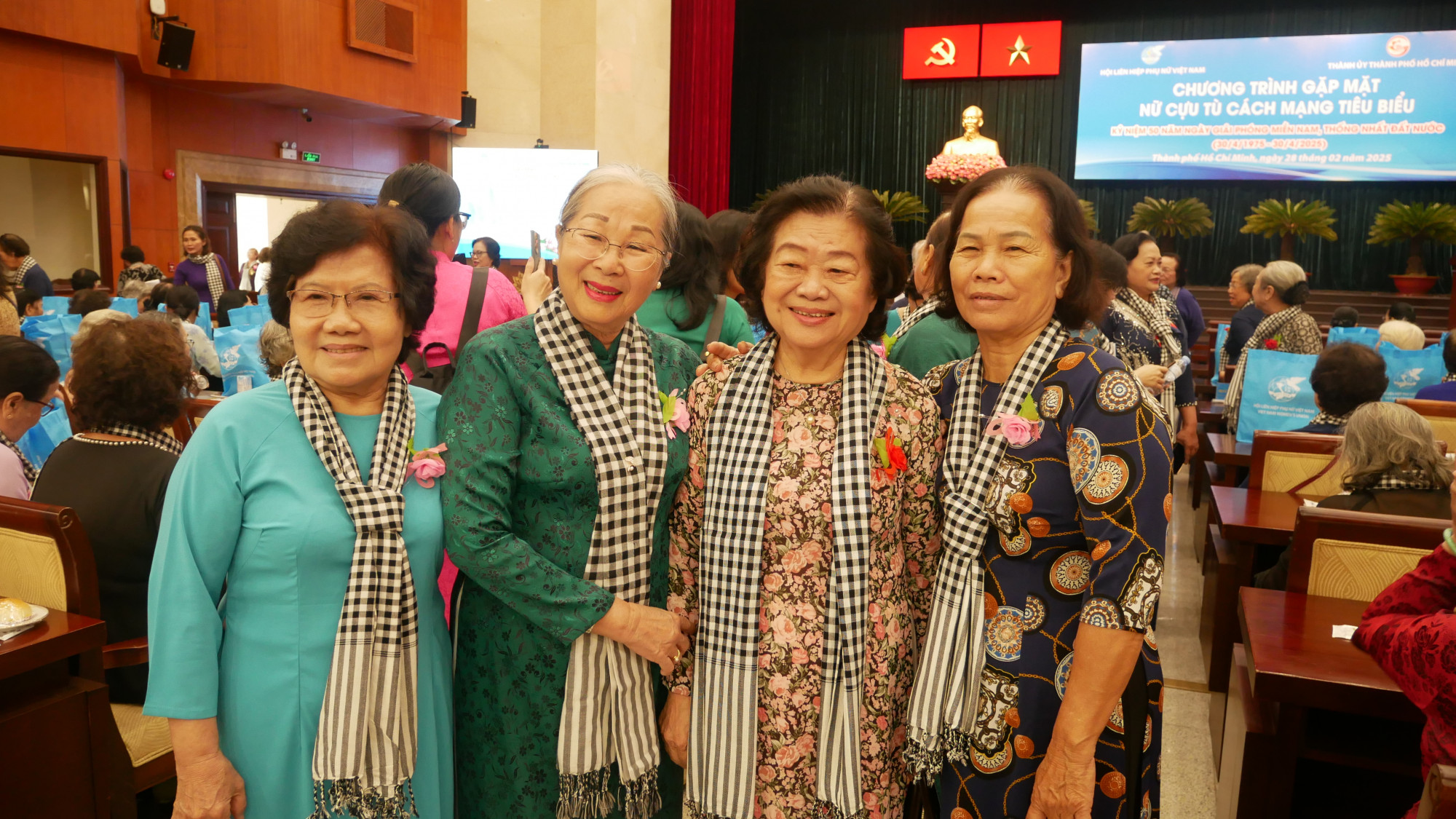 C&aacute;c nữ cựu t&ugrave; vui mừng, x&uacute;c động trong cuộc hội ngộ sau 50 năm thống nhất đất nước