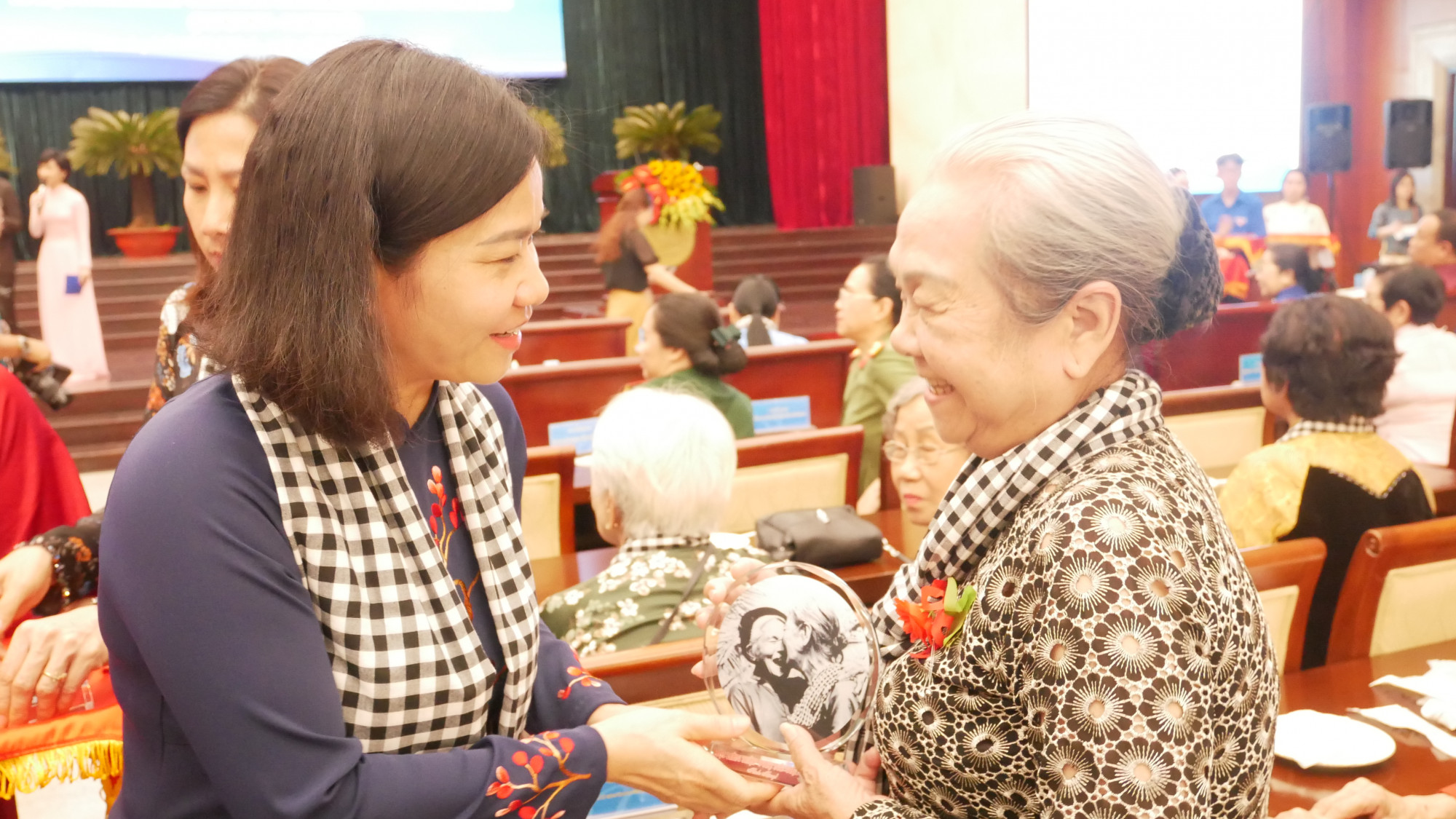 Chủ tịch Hội LHPN Việt Nam Nguyễn Thị Tuyến trao biểu trưng