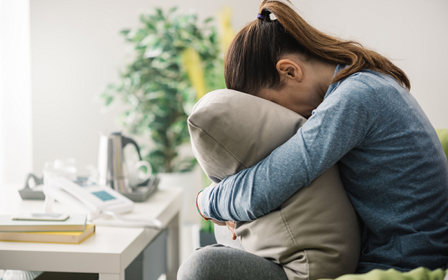 Lấy t&ocirc;i nhưng chồng chưa bao giờ qu&ecirc;n người cũ - (ảnh: Shutterstock)