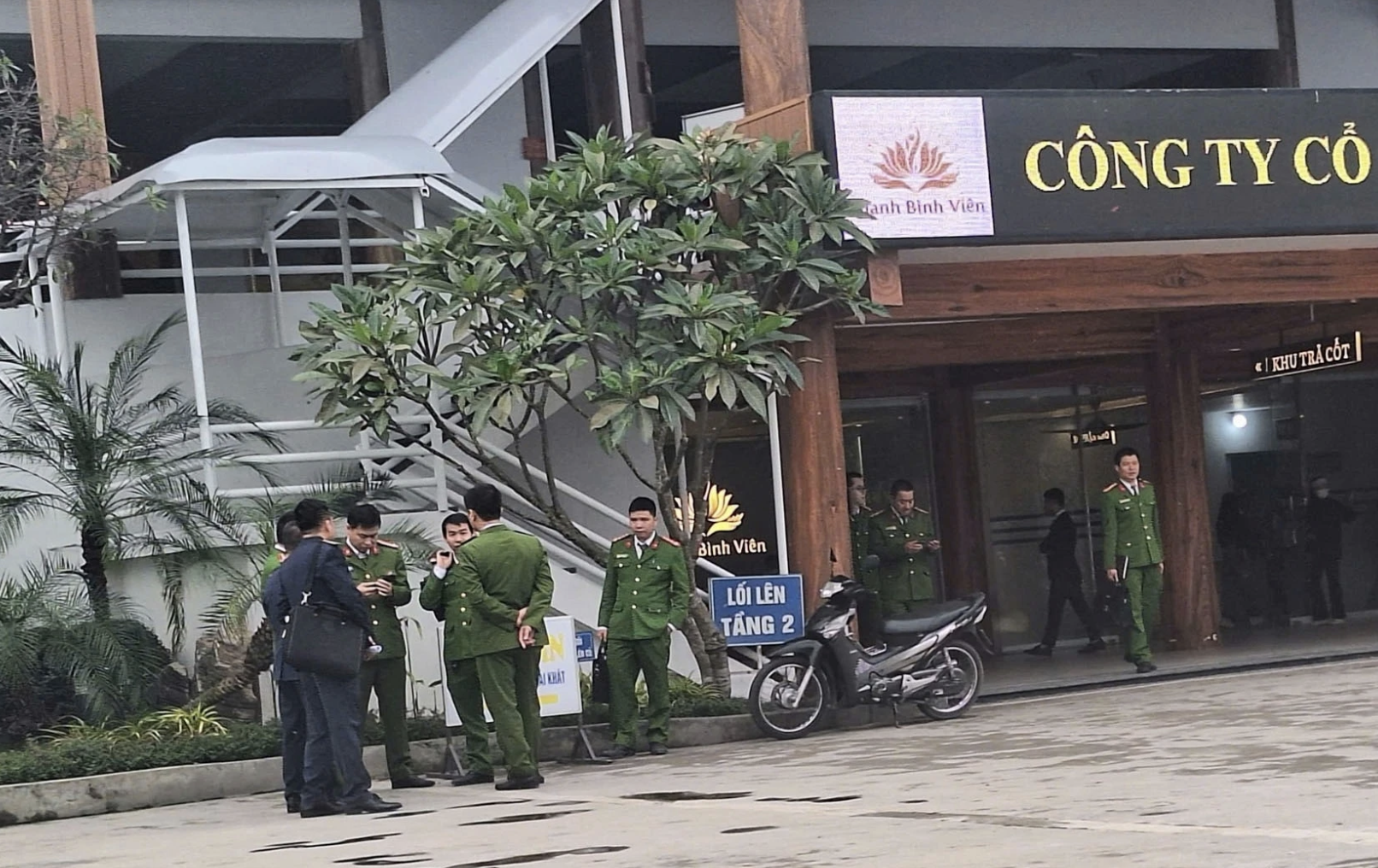 Lực lượng c&ocirc;ng an c&oacute; mặt tại trụ sở C&ocirc;ng ty CP Thanh B&igrave;nh An Lạc Vi&ecirc;n - Ảnh: Vietnamnet