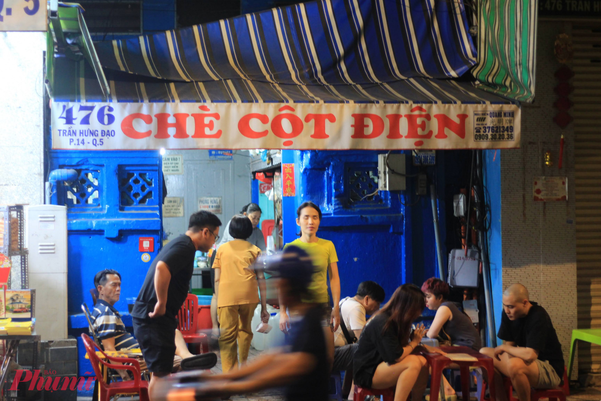 Khu vực bếp của qu&aacute;n ch&egrave; kh&aacute; nhỏ, hẹp.
