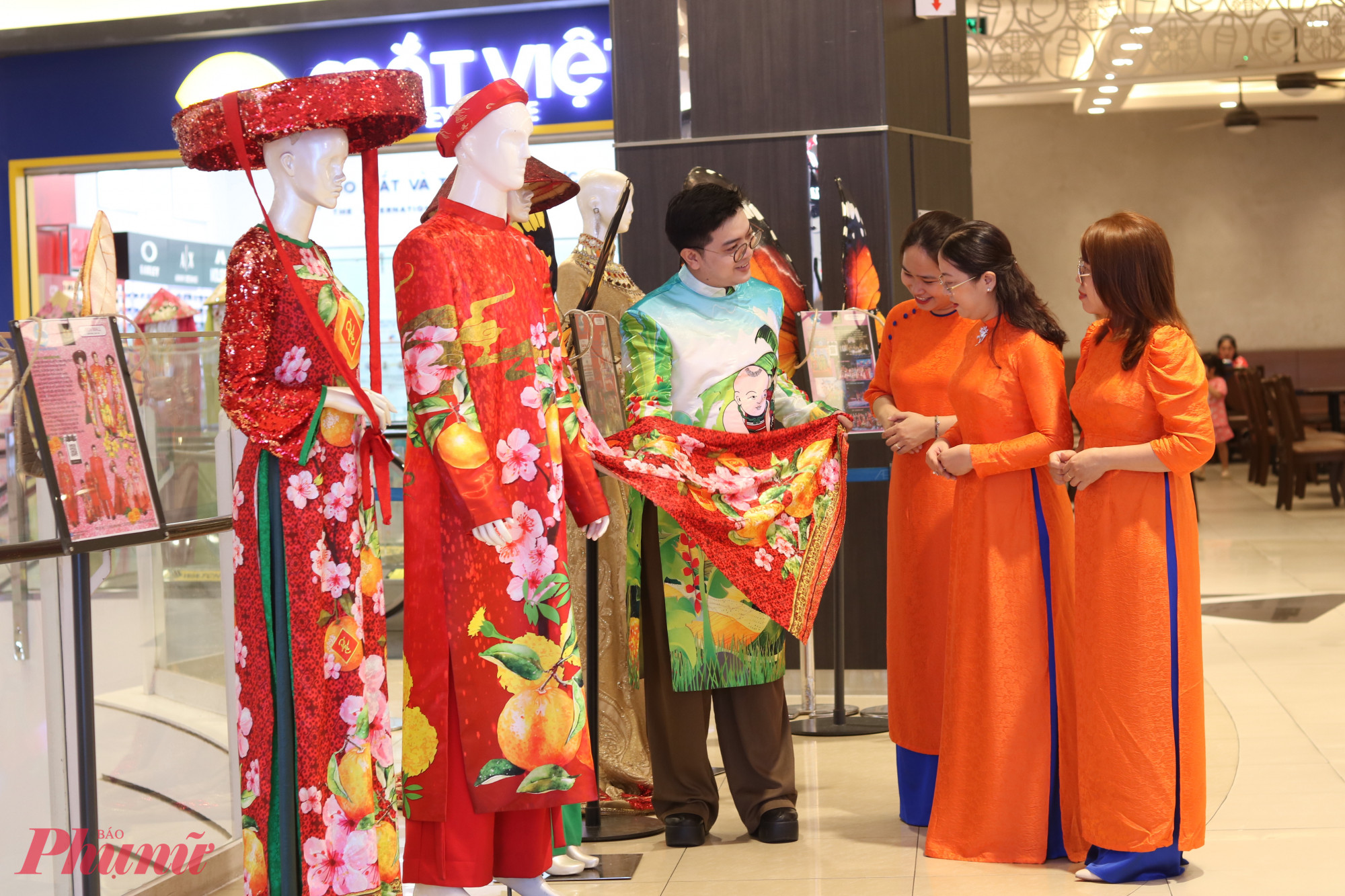 Nh&agrave; thiết kế Tuấn Huỳnh giới thiệu với chị em c&aacute;c mẫu &aacute;o d&agrave;i thuộc bộ sưu tập &ldquo;Tỵ ni&ecirc;n hồng ph&uacute;c&rdquo;.