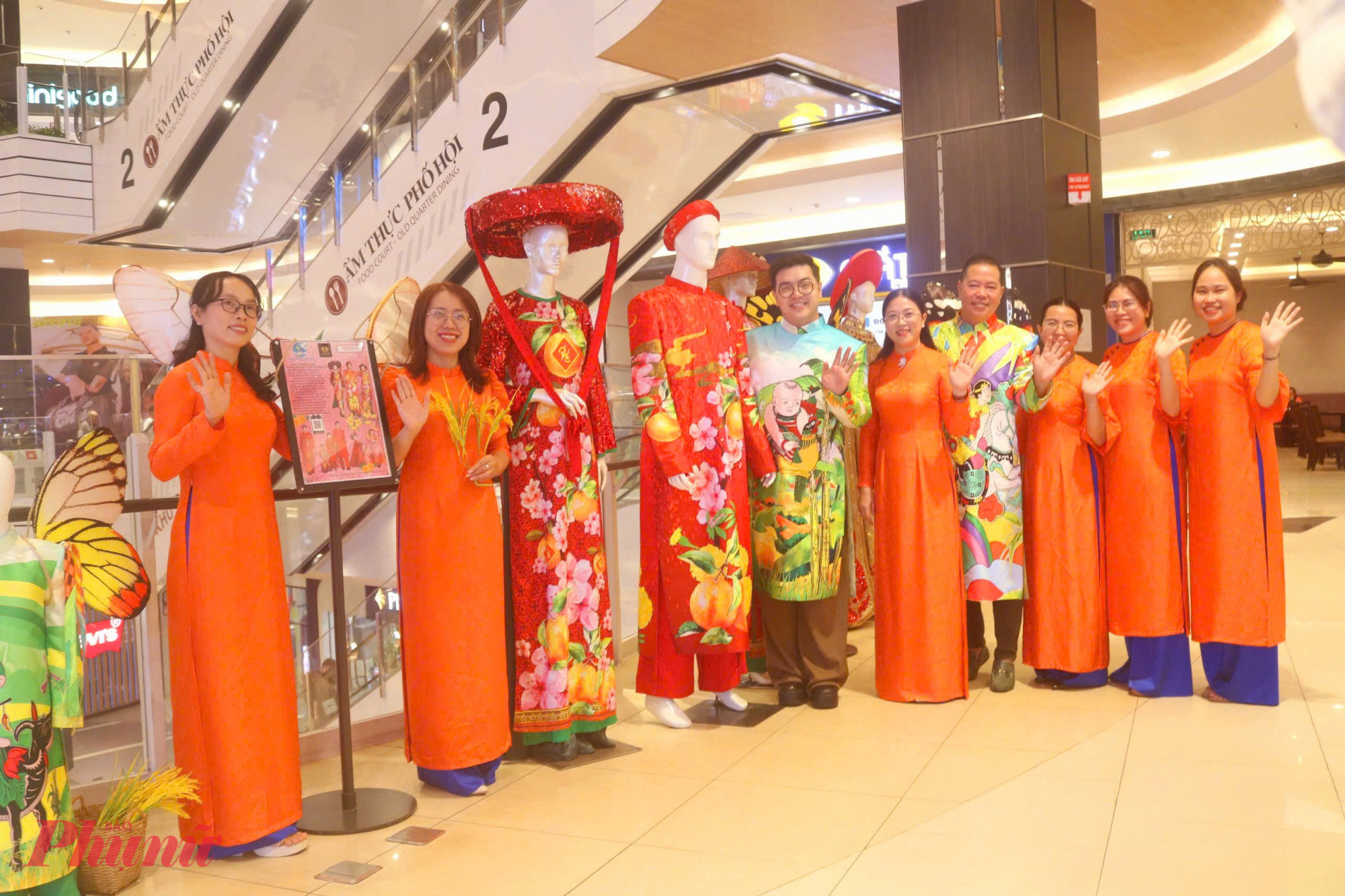 C&aacute;c mẫu &aacute;o d&agrave;i đang được đặt tại sảnh lầu 1 của trung t&acirc;m thương mại Aeon Mall B&igrave;nh T&acirc;n để tiện cho kh&aacute;ch tham quan, t&igrave;m hiểu. 