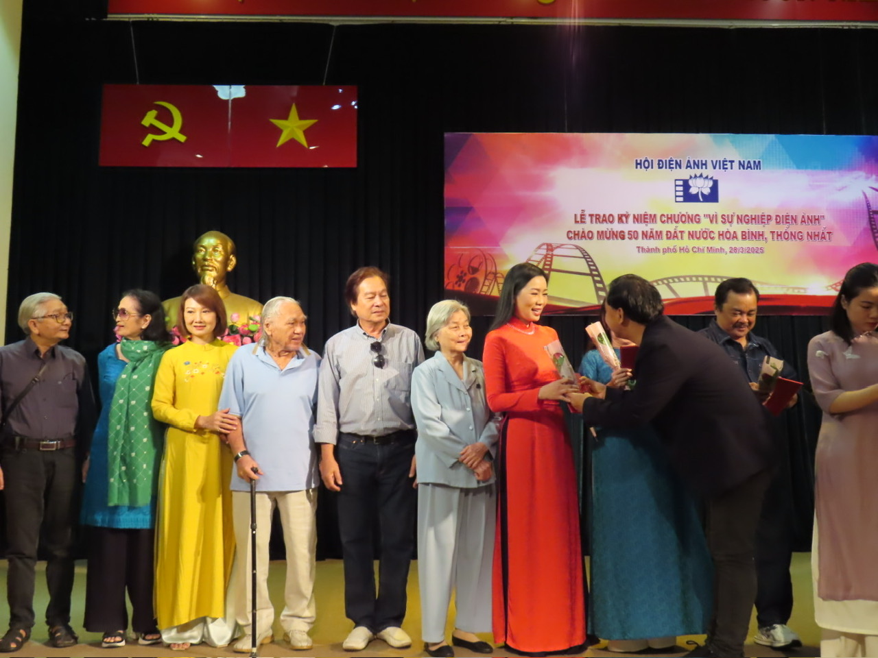 NSUT Quyền Linh đại diện Hội Điện ảnh Việt Nam tặng hoa v&agrave; kỷ niệm chương cho c&aacute;c c&aacute;c nh&acirc;n c&oacute; nhiều đ&oacute;ng g&oacute;p cho điện ảnh Việt Nam 